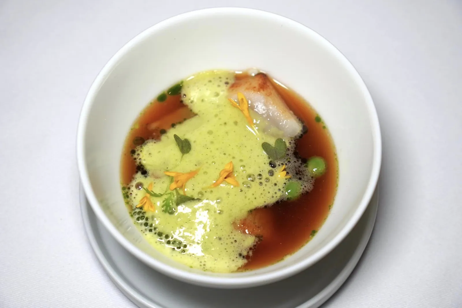 50/50 Tomato Consomme Sweet Basil Oil, Hokkaido Scallops, Petit Pois, Dehydrated Baby Tomatoes, Tomato Bread จากนั้นพนักงานจะเทราด Consommé หรือซุปใสที่เตรียมมาจากมะเขือเทศลงไปนั่นเอง (15/20)