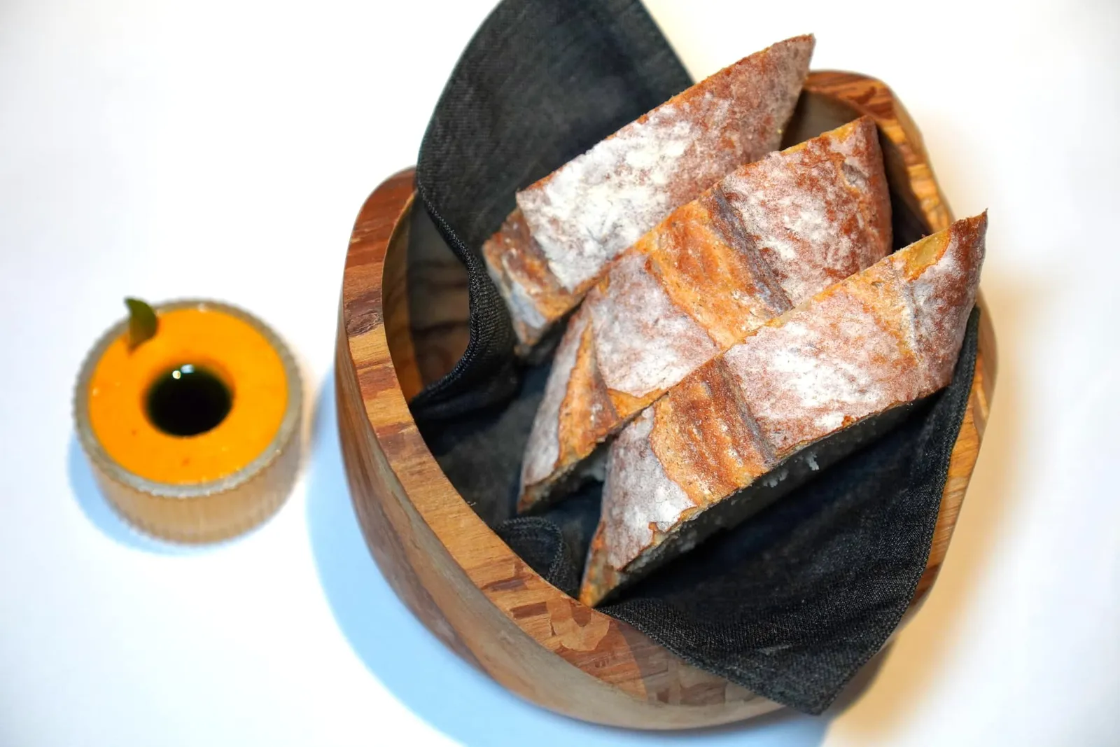 Lacto Fermented Bread with Tomato Chutney Butter จากนั้นพนักงานจะจัดเสิร์ฟขนมปังมาคู่กับเนยที่มีส่วนผสมของชัทนีย์มะเขือเทศ องค์ประกอบสีเขียวคือน้ำมันใบแกงหรือ Curry Leaf Oil นั่นเอง