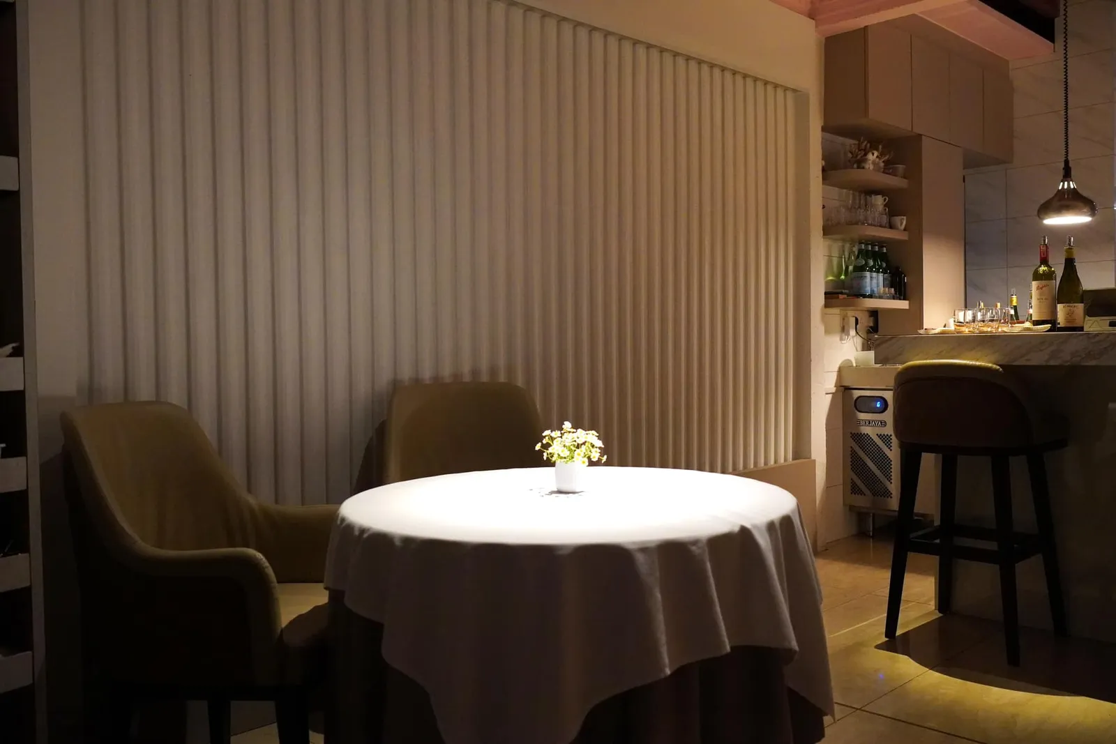 ภายในห้องอาหาร Au Jardin กลับตกแต่งออกมาได้อย่างมีสไตล์ในรูปแบบโมเดิร์น