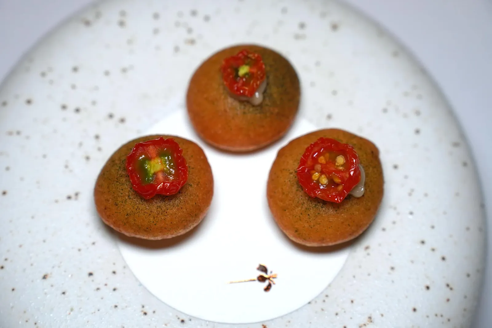 50/50 Tomato Consomme Sweet Basil Oil, Hokkaido Scallops, Petit Pois, Dehydrated Baby Tomatoes, Tomato Bread ข้างกันคือขนมปังมะเขือเทศท็อปด้วยมะเจือเทศแห้ง ด้านในมีน้ำมะเขือเทศบรรจุอยู่ด้วย (15/20)