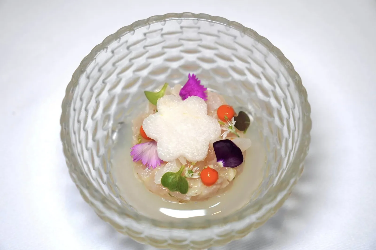 Cured Snapper Tartare Green Sze-Chuan Pepper, Salted Longan Jelly, Nashi Pear Tartare ที่เตรียมมาจากปลา Red Snapper ที่เชฟนำไปหมักกับกระเทียมสด ด้านล่างรองด้วยเจลลี่นุ่มหนึบที่เตรียมมาจากลำไยหมักเกลือ ด้านบนท็อปด้วยลูกแพร์นาชิฉ่ำ ๆ กรอบ ๆ ควบคู่ไปกับลำไยฉีกให้รสชาติหวาน ยังมีเจลที่เตรียมมาจากพริกไทยเสฉวนเสริมกลิ่นและรสโดยธรรมชาติของเนื้อปลาได้อย่างพอเหมาะ (15/20)