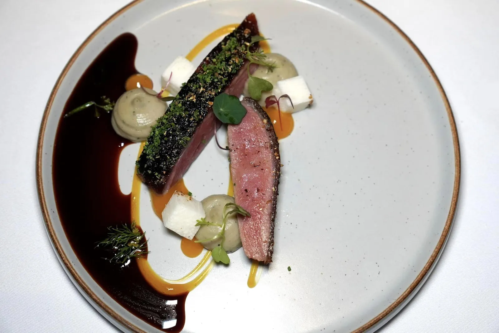 Cognac & Hay Aged Duck (Supplement Charge 75 RM++) Passionfruit Gel, Pomme Purée, Yuzu Split Jus, Nagaimo สำหรับองค์ประกอบอื่น ๆ เชฟจับคู่มากับเจลเสาวรสรสเปรี้ยวและองค์ประกอบของยูซูเพื่อตัดความมันของเป็ด ยังมีองค์ประกอบของ Nagaimo หรือมันหวานภูเขาและ Pomme Purée หรือมันฝรั่งที่มีกลิ่นหอมของทรัฟเฟิล จากนั้นพนักงานจะเทราดซอส Jus ที่เตรียมมาจากกระดูกหมูรสชาติเข้มข้นลงไปเป็นอันพร้อมชิม อย่าลืมว่าจานนี้จำเป็นต้องติดต่อกับทางร้านเพื่อสั่งจองล่วงหน้าก่อนเท่านั้น (16/20)