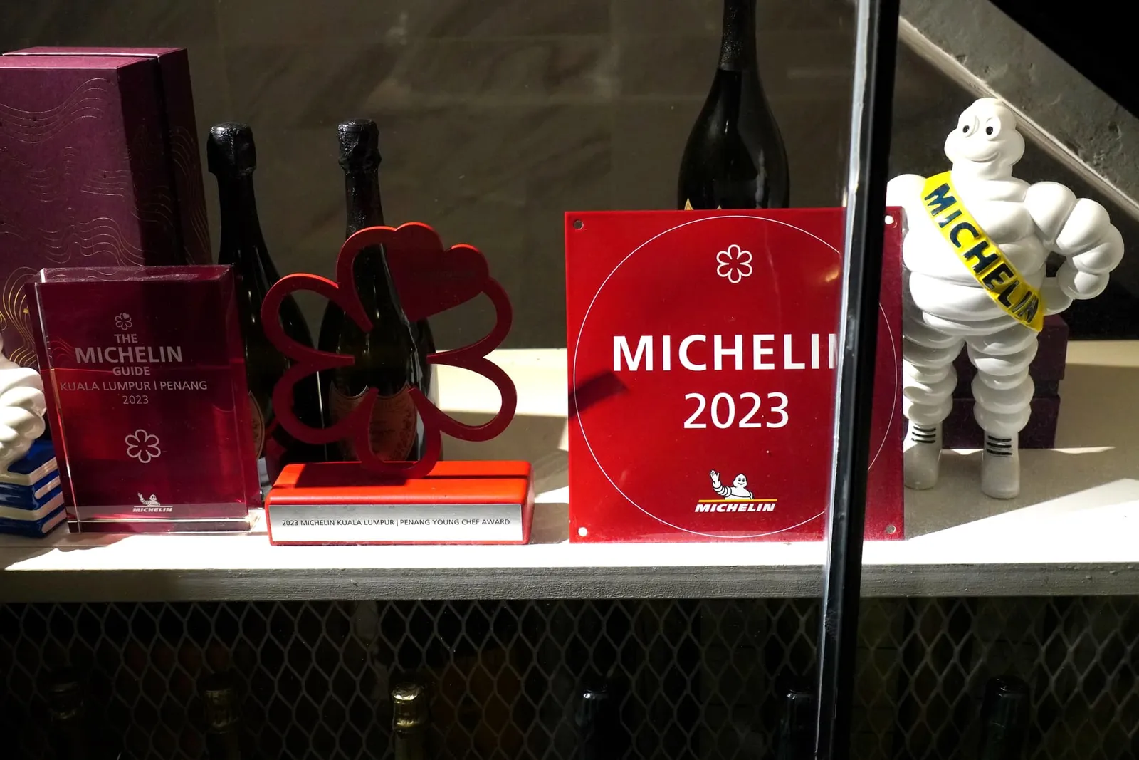 Au Jardin สามารถคว้ารางวัล 🌟 1 MICHELIN Star มาครองได้ในคู่มือปกแดงฉบับปี 2023 ซึ่งเป็น MICHELIN Guide ฉบับแรกของประเทศมาเลเซียนั่นเอง