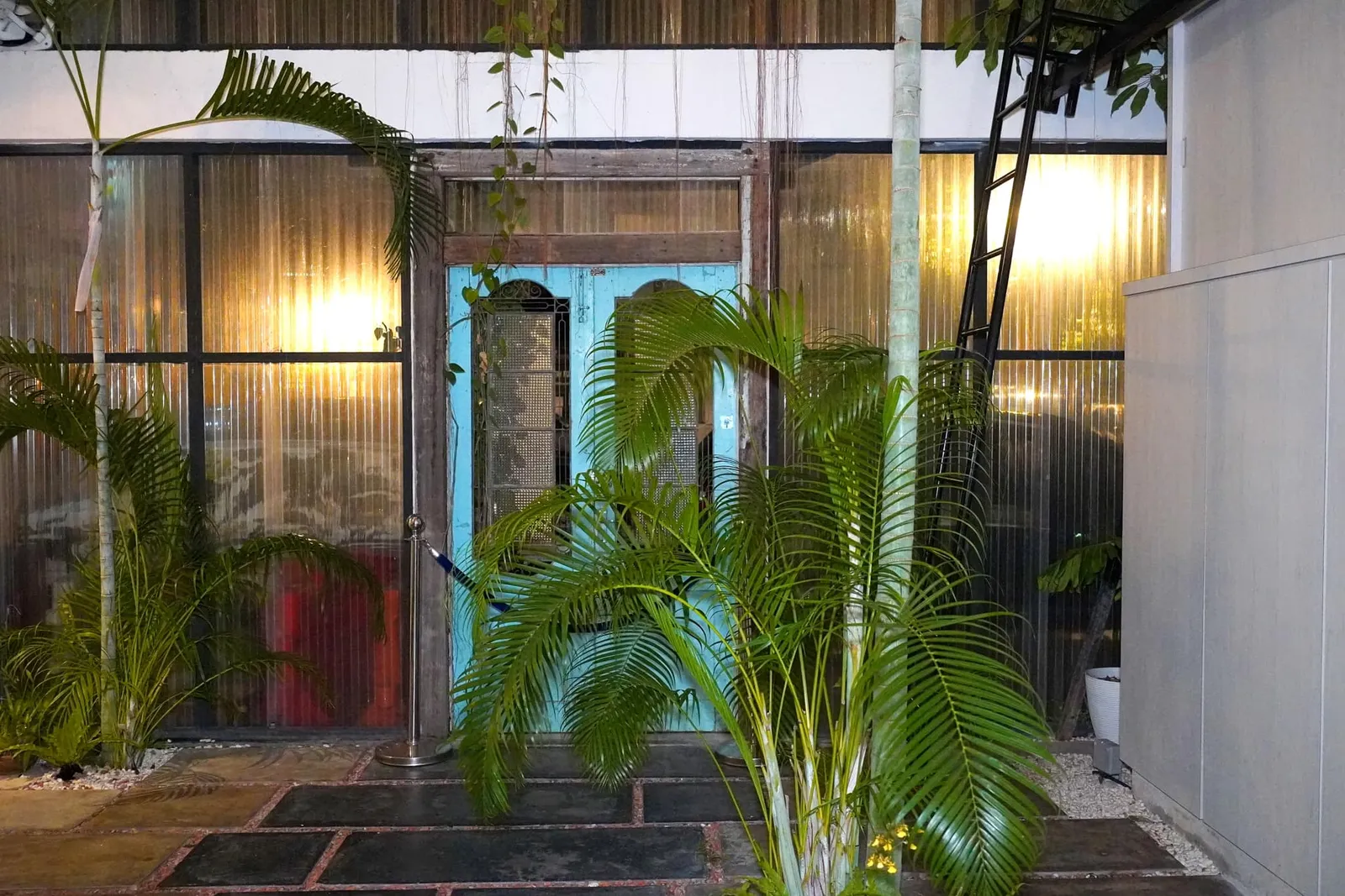 การบริการเป็นไปอย่างเรียบง่ายเป็นกันเอง จากที่กล่าวมาทำให้ Au Jardin กลายเป็นหนึ่งในร้านในดวงใจทั้งจากนักชิมท้องถิ่นและนักท่องเที่ยวนั่นเอง