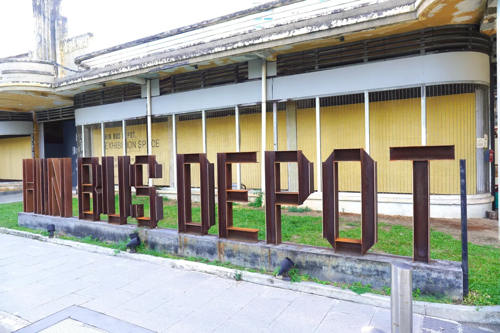 Au Jardin ตั้งอยู่ในพื้นที่ของ Hin Bus Depot