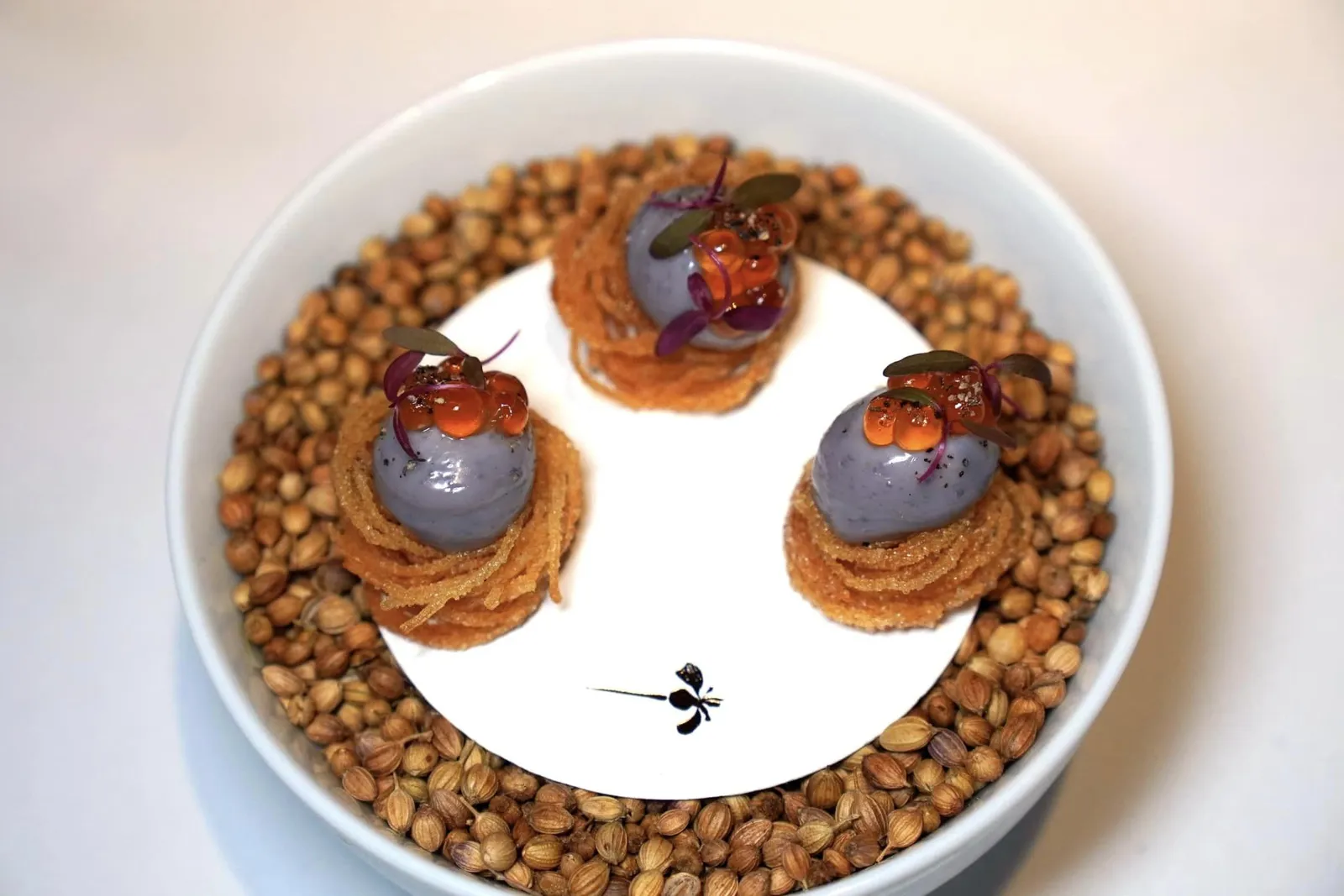 Amuse-bouche เริ่มต้นมื้ออาหารด้วยวุ้นเส้นที่ผ่านกระบวนการ Dehydrated แล้วนำไปทอดจนกรอบ ด้านบนท็อปด้วย Emulsion เตรียมมาจากไข่ปลาลัมป์ฟิชให้กลิ่นเฉพาะตัวที่ไม่คุ้นเคยรัก สุดท้ายคือไข่ปลาแซลมอนที่จะแตกออกในปากขณะเคี้ยว (13/20)
