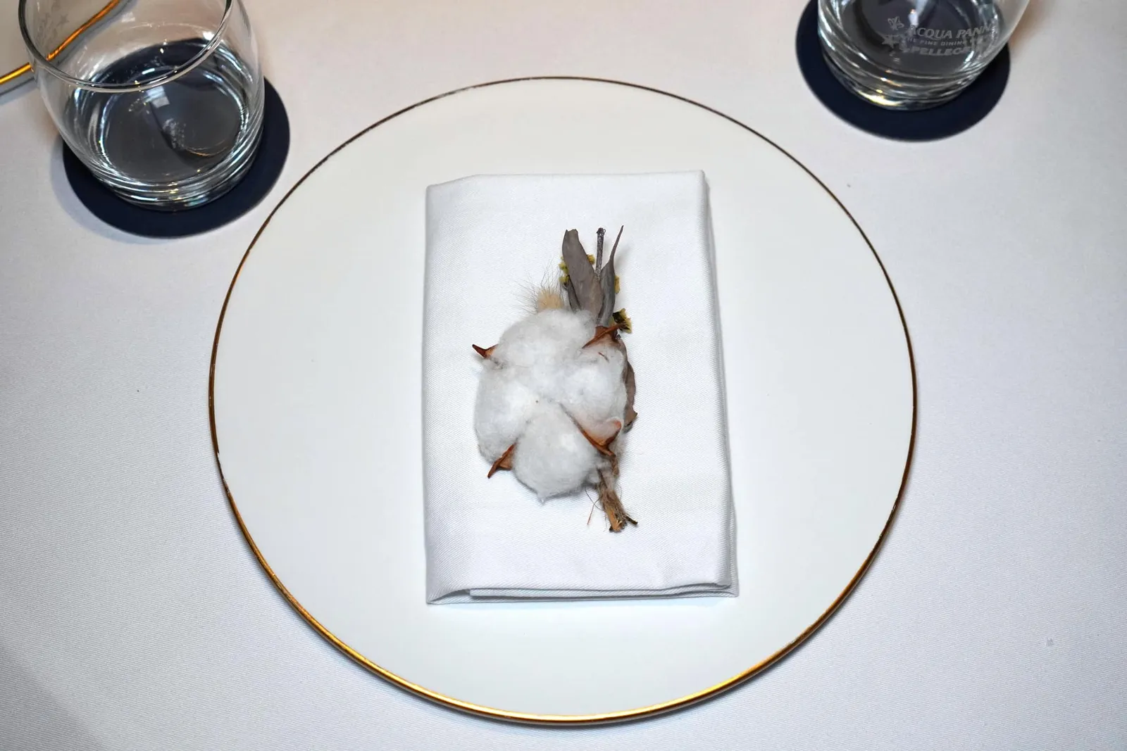 ห้องอาหาร Au Jardin จัดเสิร์ฟ Menu Dégustation ที่เปลี่ยนผันไปในแต่ละเดือนจำนวน 6 คอร์สในราคาเริ่มต้นที่ 388 RM++ โดยมีบางจานที่สามารถอับเกรดเพิ่มตามคุณภาพและราคาของวัตถุดิบไม่ว่าจะเป็นเมนู Signature Dish อย่าง Cognac & Hay Aged Duck หรือเนื้อวัว Japanese A3 หรือ A5 Wagyu นอกจากนี้ยังมีอาหารอีกหนึ่งคอร์สอย่าง Cured Foie Gras de Canard ที่สามารถสั่งเพิ่มเติมได้ต่างหากอีกด้วย รายการไวน์มีให้เลือกพอประมาณโดยทีมเชฟสามารถคัดสรรไวน์มาได้เป็นอย่างดีโดยมีราคาที่ค่อนข้างสูงพอสมควร