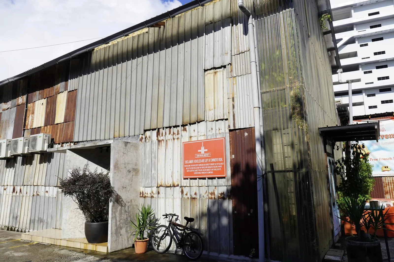 อาคาร The Warehouse ก่อสร้างขึ้นมาจากดินเหนียวและสังกะสีโดยมีเพียงป้ายขนาดเล็กบริเวณทางเข้าเท่านั้นที่แสดงออกถึงชื่อร้าน