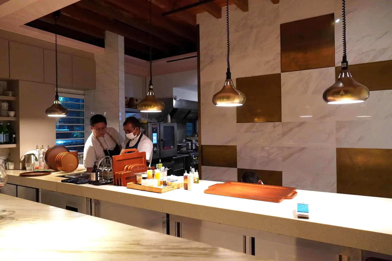 ห้องครัวเปิด Open Kitchen ขนาดใหญ่ส่งเสริมบรรยากาศระหว่างมื้ออาหารให้มีความไดนามิคและมีการเคลื่อนไหวอยู่ตลอดเวลาและไม่น่าเบื่อ