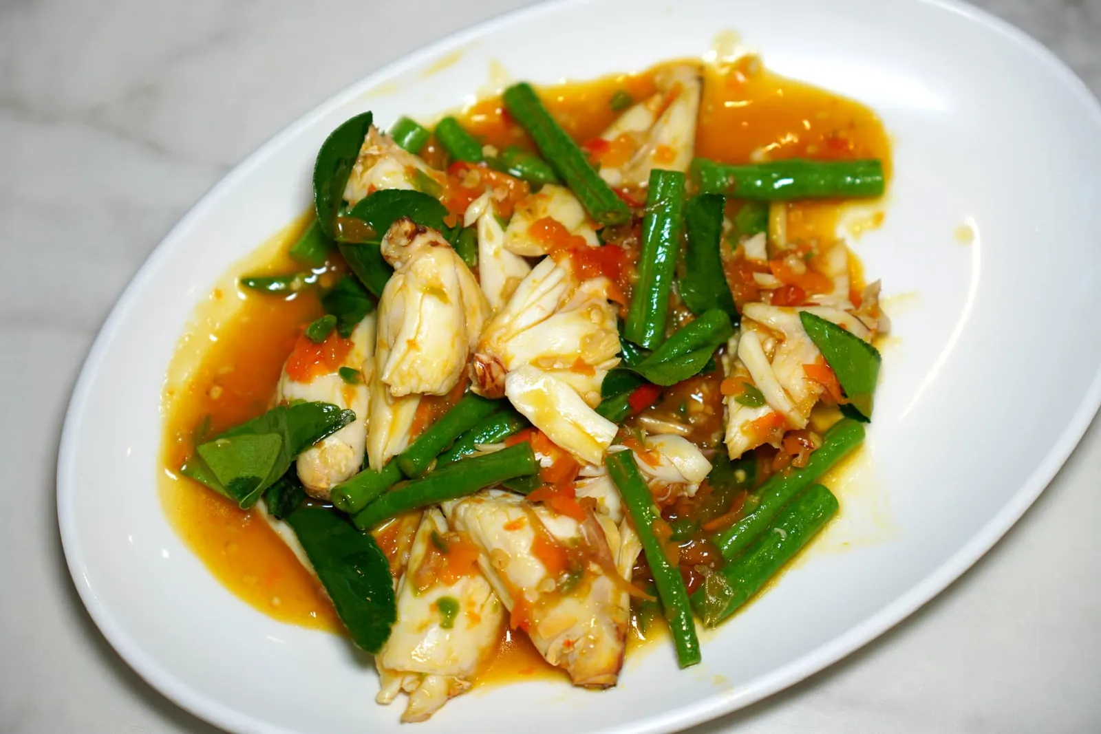 เนื้อปูผัดพริกเหลือง (650) เนื้อปูสด ๆ ก้อนโตผัดกับซอสพริกเหลืองที่มีทั้งความหอมและรสชาติหวานจากน้ำของเนื้อปู นอกจากนี้ยังมีความกรอบที่ได้จากถั่วฝักยาวและอโรมาของใบมะกรูด จานนี้บอกเลยว่าอร่อยชนิดหาใครเทียบชั้นได้ยาก (16/20)