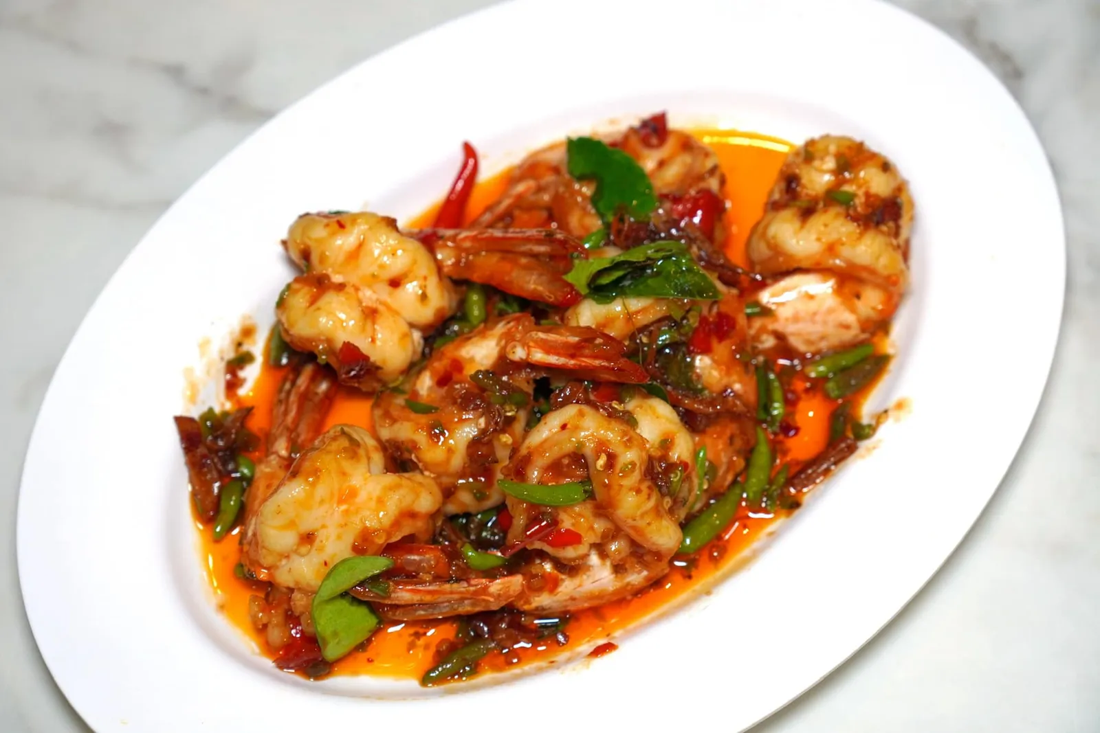 กุ้งผัดพริกขี้หนู (480) กุ้งตัวเขื่องผัดกับพริกขี้หนูและซอสพริกที่มีรสชาติชวนนึกถึงซอสเอ็กซ์โออย่างจีน เนื้อกุ้งแน่น ๆ สุกพอดีตัดกันกับความมัน เค็ม หวาน เผ็ดที่บาลานซ์รสชาติมาได้อย่างไร้ที่ติ (15/20)