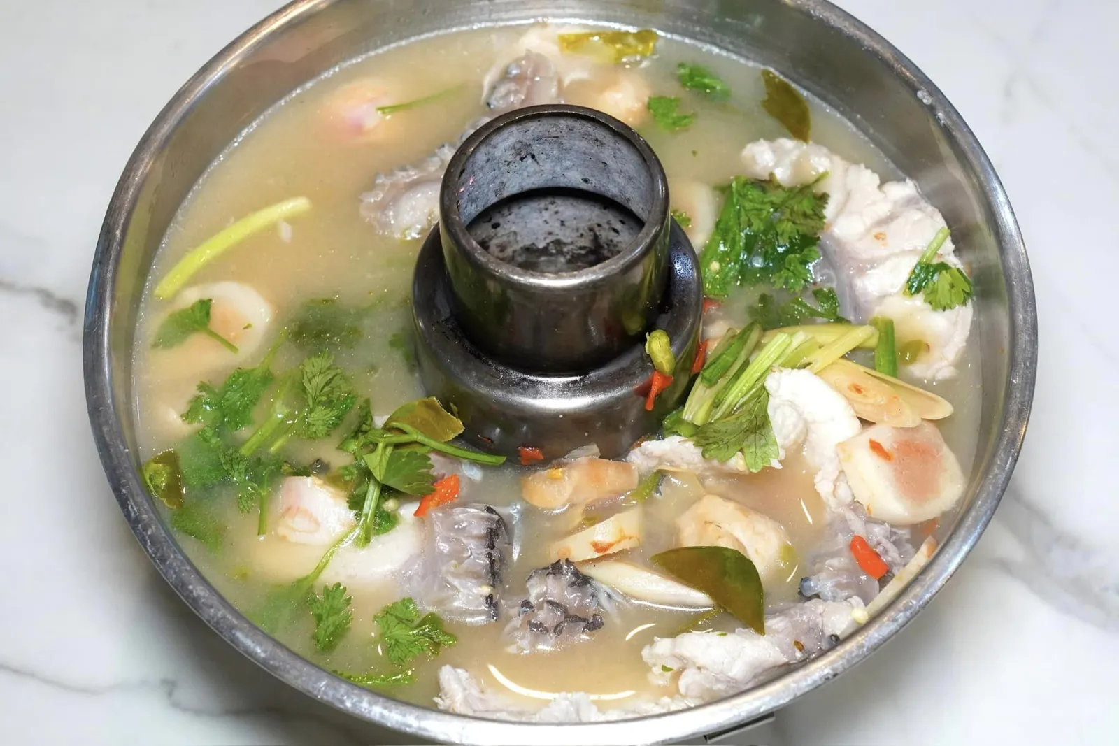 ต้มยำเนื้อปลาเก๋าน้ำใส (450) ต้มยำน้ำใสรสชาติจัดจ้านพอประมาณ ไม่มีกลิ่นคาวแม้แต่น้อย เราเบือกใส่เนื้อปลาเก๋าลงไปซึ่งทางร้านก็เตรียมออกมาได้สุกกำลังดีเช่นกัน (14/20)
