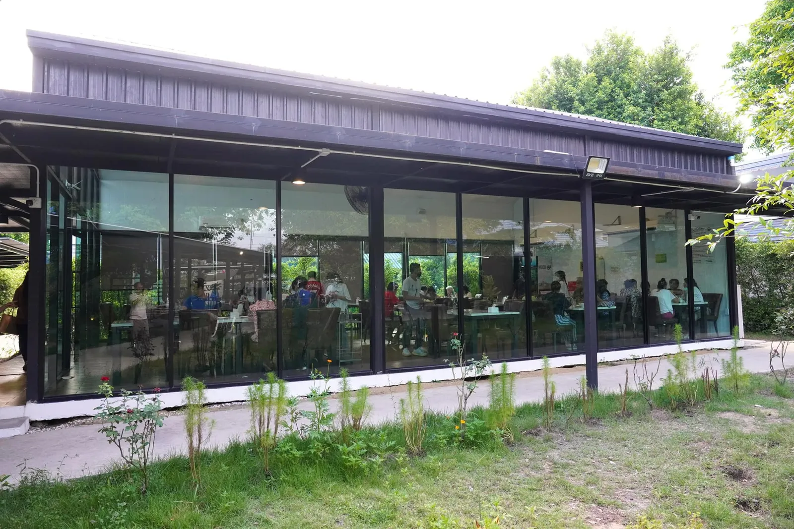 กินกับก้อย เป็นร้านอาหารที่มีเจ้าของเป็นเชฟมือทองจากร้านเก่าแถวมหาชัยก่อนจะปิดร้านเดิมแล้วย้ายมาเปิดใหม่ที่ย่านพุทธมณฑลสาย 2 พื้นที่จอดรถมีรองรับอย่างกว้างขวางพอเพียงสำหรับลูกค้าทุกคน ถัดเข้ามาเป็นพื้นที่สำหรับรอคิวแต่ไม่ต้องห่วงเพราะการรันคิวนั้นเป็นไปอย่างต่อเนื่องและค่อนข้างรวดเร็ว