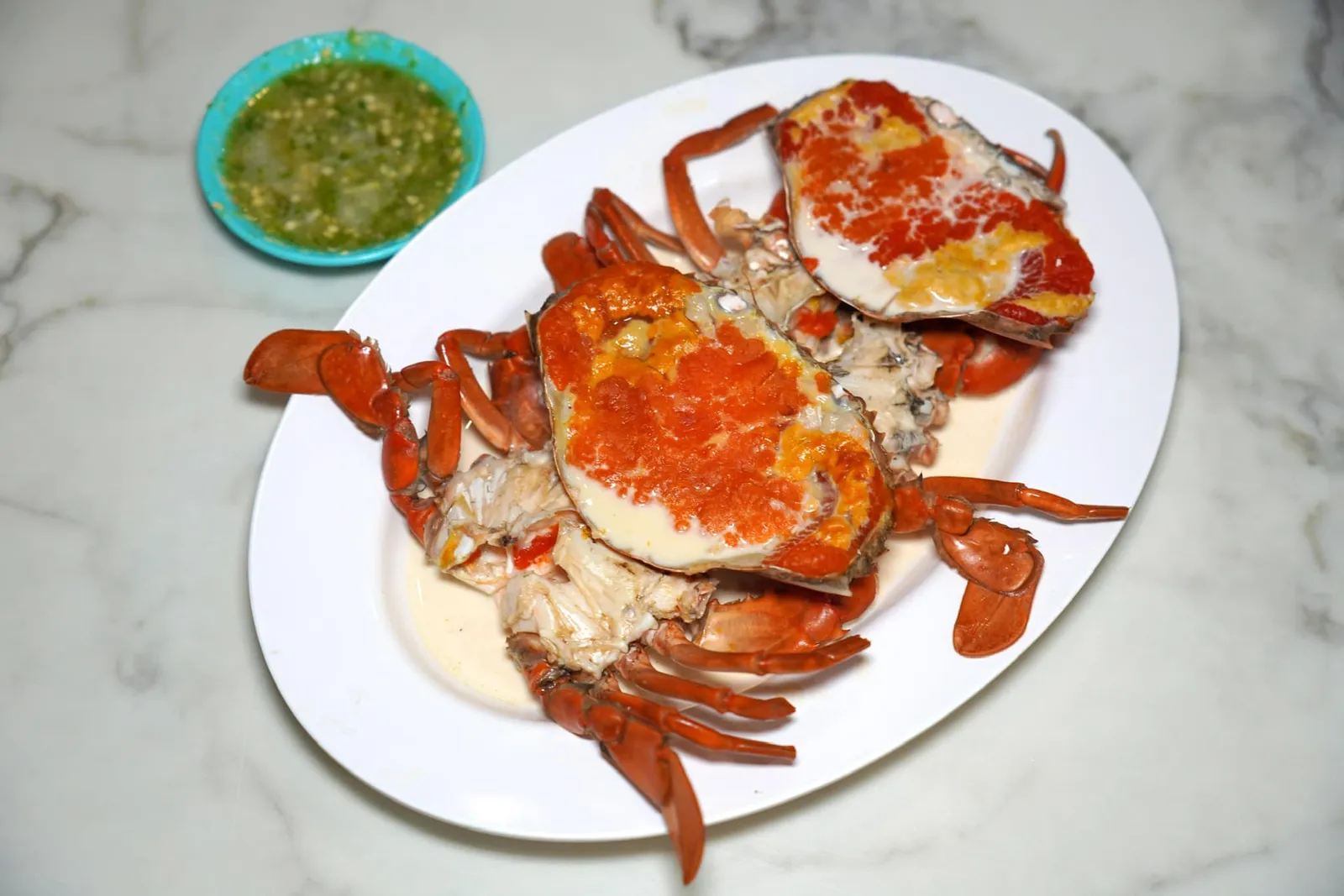 ปูทะเลไข่นึ่งนมสด (ขนาด4 ตัวโล) (800/2 ตัว) ห้ามพลาดปูทะเลไข่ขนาดกลางนำไปนึ่งกับนมข้นจืดจนสุกพอดีมีครบทั้งความหอมมันเข้ากันกับน้ำจิ้มซีฟู้ดรสแซ่บเป็นที่สุด นอกจากนี้ยังมีส่วนก้ามและตัวนึ่งมาพร้อมกับอุปกรณ์สำหรับแกะอีกด้วย (14/20)