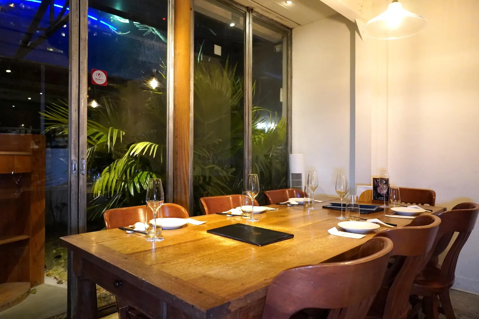 เจ้าของร้านคือคุณ Jay Wu เติบโตขึ้นมาในประเทศสหรัฐอเมริกา, แคนาดา และญี่ปุ่นโดยตัวเขามีความตั้งใจที่สร้างไลฟ์สไตล์ใหม่ ๆ ให้กับชาวไต้หวันเริ่มต้นการธุรกิจร้านขายเสื้อผ้า Fujin Tree 355 ก่อนจะขยับขยายมายังธุรกิจร้านอาหารในเวลาต่อมา