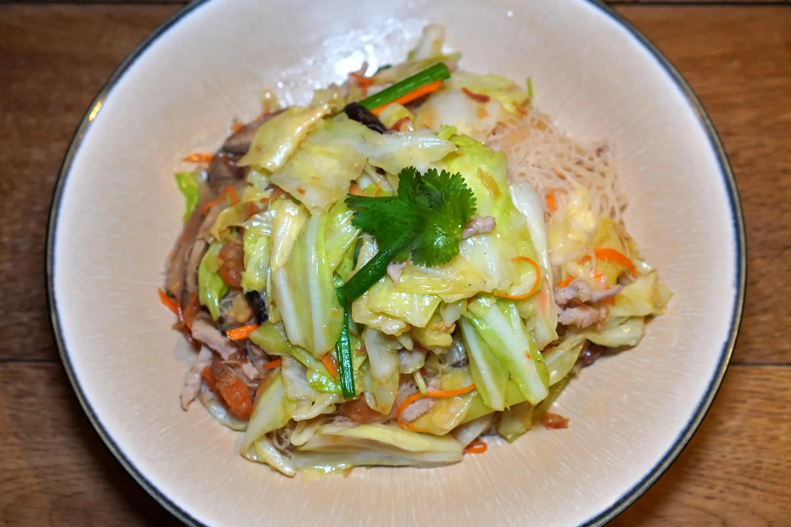 寶島米粉 (520 NTD+/L) Formosa Fried Rice Vermicelli ห้ามพลาดสุดยอด Signature Dish ที่ดูเรียบง่ายทั้งยังให้รสชาติที่อร่อยโดยไม่ต้องตีความ เส้นหมี่สไตล์ Tainan ผัดกับผักนานาชนิดใส่กุ้งแห้งและเห็ดหอมเข้ากันได้ดีอย่างน่าตกใจ (15/20)