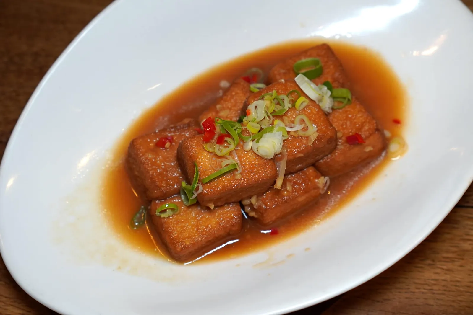 老皮嫩肉 (520 NTD+) Crispy Egg Tofu เต้าหู้ที่ผ่านการทอดจนกรอบนอก นุ่มและฉ่ำข้างใน นอกจากนี้เนื้อเต้าหู้ยังดูดน้ำซอสรสเด็ดเข้าไปเต็มชิ้น จัดเป็นอีกหนึ่งเมนูง่าย ๆ ที่กลายมาเป็นรายการแนะนำประจำร้าน (14/20)