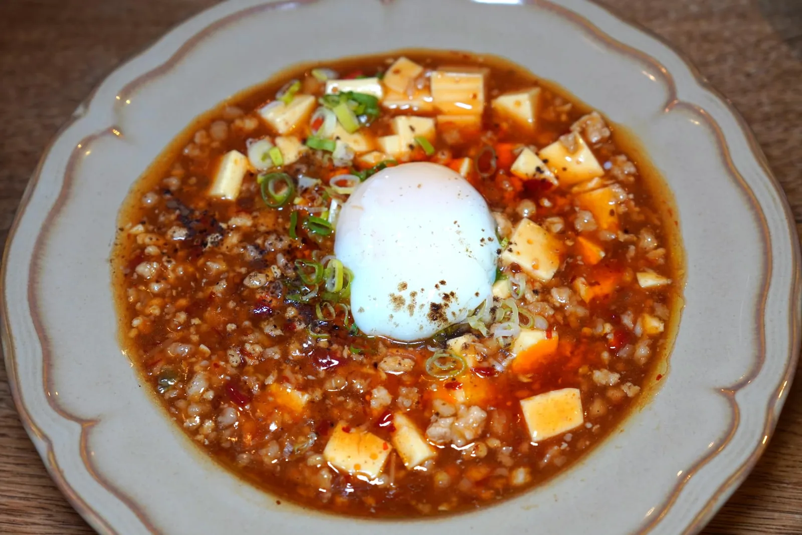 富錦麻婆豆腐心 (580 NTD+) Fujin Mapo Tofu Mapo Tofu สูตรพิเศษที่นอกจากจะสัมผัสได้ถึงอโรมาของซอสและความนุ่มของเต้าหู้แล้วยังมี Poached Egg ที่เมื่อตัดไข่แดงและแหวกออกแล้วจะไหลเยิ้มออกมาเป็นลาวาให้ความครีมมี่ในรูปแบบที่ไม่ซ้ำใคร (14/20)