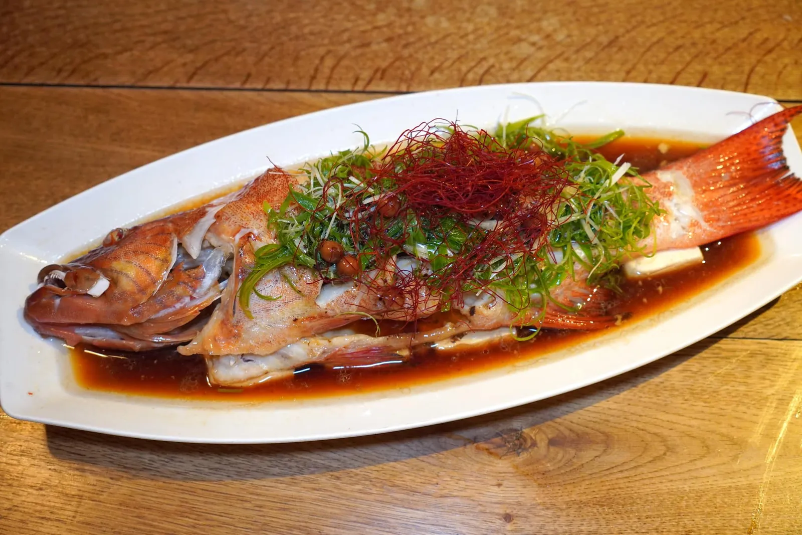 花菇鮮露石斑 (2,380 NTD+) Steamed Grouper with Shiitake Mushroom ปลาเก๋าตัวใหญ่ที่เชฟนำไปนึ่งกับเห็ดหอมจนได้รสเฉพาะตัว เนื้อปลายังคงความนุ่ม ฉ่ำ เข้ากันได้ดีกับตัวซอสมาก ๆ (14/20)