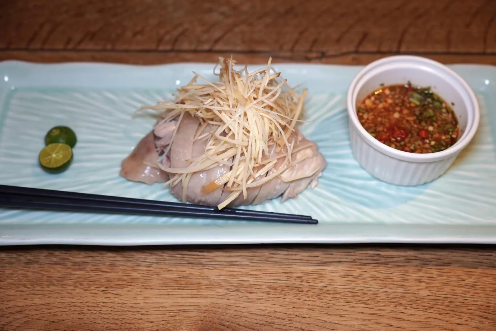特調白斬雞 (620 NTD+) Boiled Chicken with Sauce ไก่ที่ผ่านการต้มจนสุกเสิร์ฟมาแบบไร้กระดูก เนื้อไก่นุ่ม หนังหนึบ ไม่เลี่ยน จับคู่กับความเปรี้ยวของมะนาวและซอสเผ็ดเปรี้ยว ถือเป็นการนำเมนูอาหารไต้หวันคลาสสิคมาปรับปรุงใหม่ให้ดียิ่งขึ้น (15/20)
