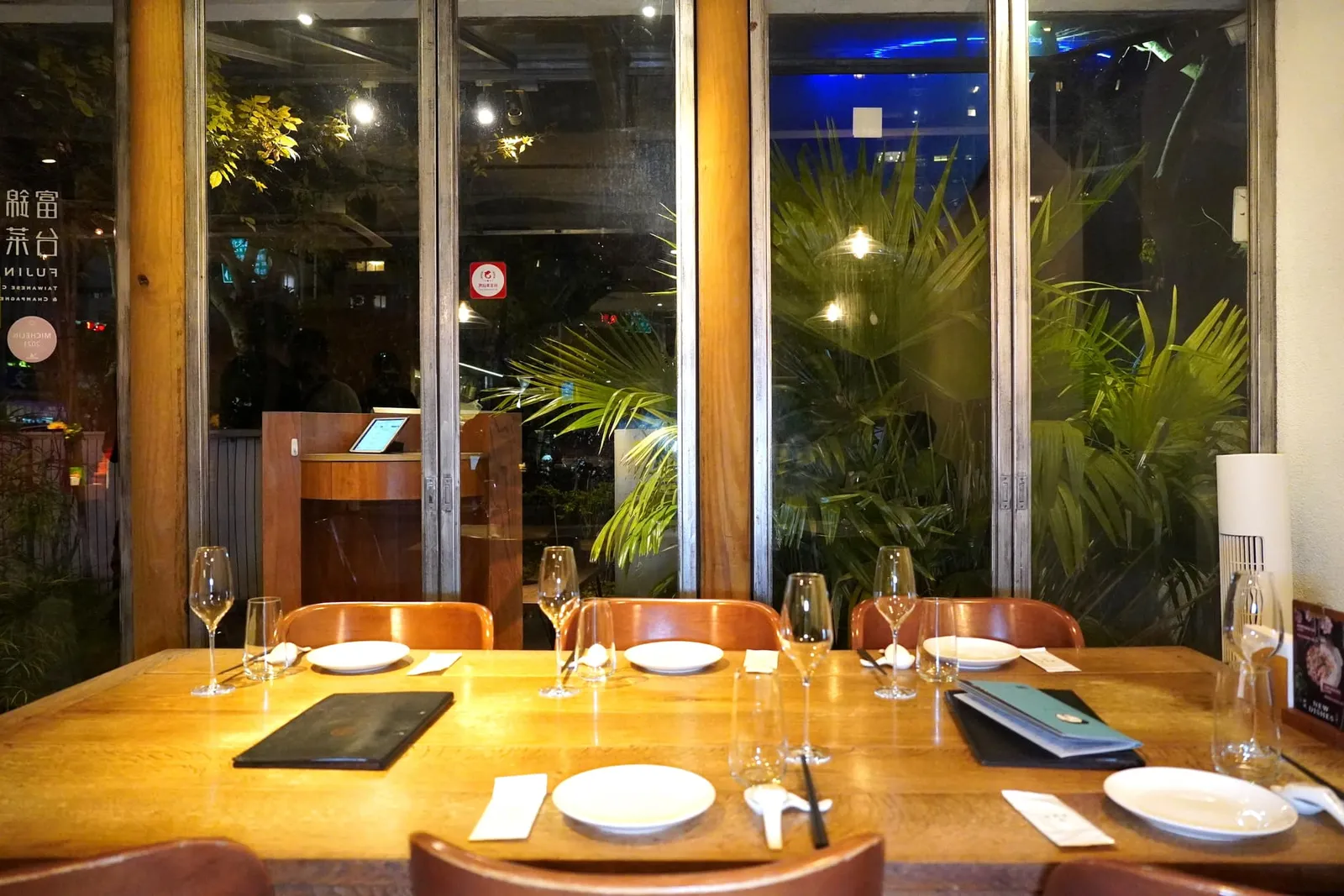 ตัวร้านมีขนาดไม่ใหญ่นักแต่รายล้อมไปด้วยแมกไม้อันเขียวขจี