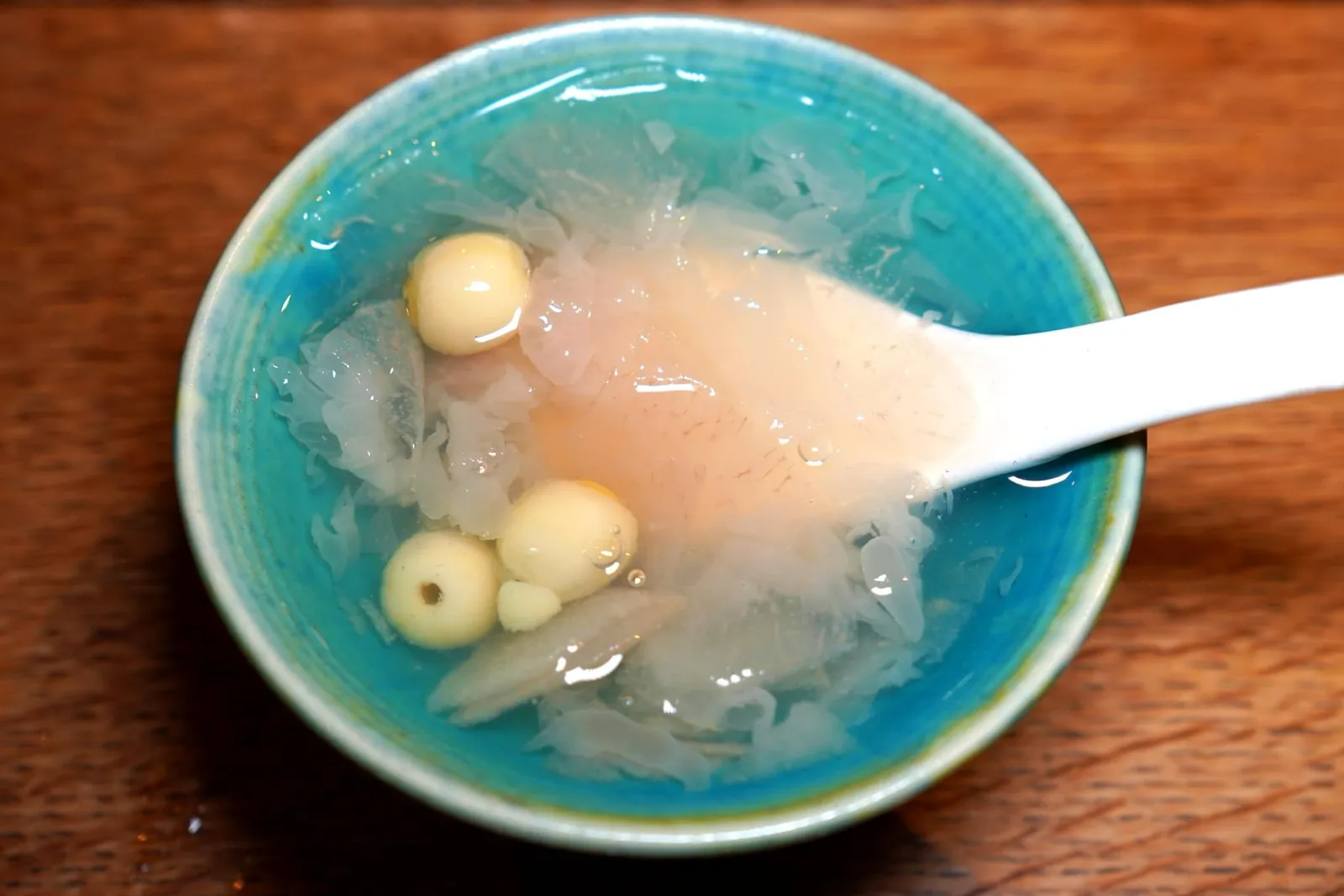 雪梨燉銀耳 (150 NTD+) Snow Fungus and Pear Sweet Soup ของหวานจานแรกคือน้ำซุปหวาน ๆ เสิร์ฟมากับเห็ดหูหนูขาวและลูกแพร์ (13/20)