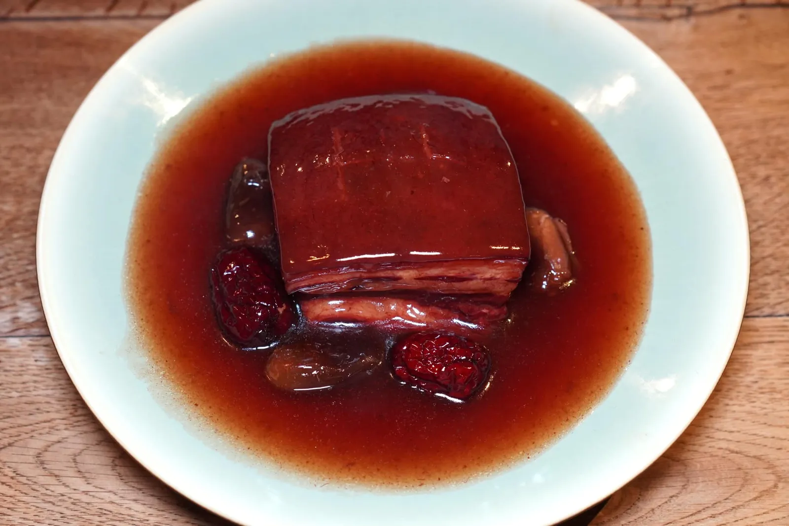 蜜棗煨肉 (920 NTD+) Braised Dongpo Pork and Candied Dates Dongpo Pork เป็นเมนูยอดนิยมจากแถบหางโจวในประเทศจีน เชฟเลือกใช้ส่วนสามชั้นตุ๋นในเครื่องเทศจีนหลายชนิดจนได้ความนุ่มที่พอเหมาะขนาดใช้ลิ้นดันเบา ๆ ก็สามารถละลายได้ในปากและไม่หวานจนเลี่ยน รอบ ๆ คือพุทราจีนตัดด้วยความเปรี้ยวจากกระเจี๊ยบนั่นเอง (15/20)