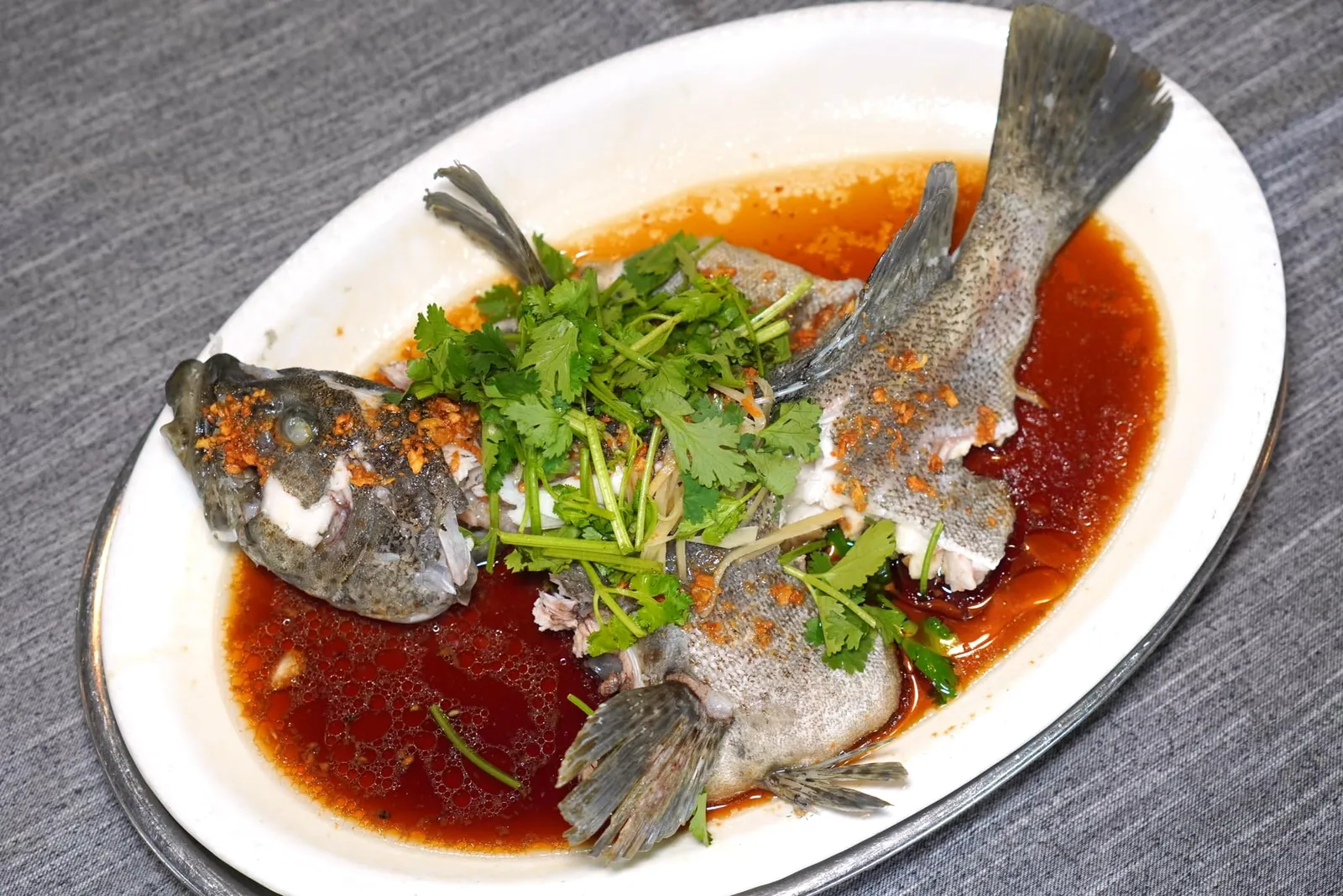 酱油蒸黑石斑鱼 (時價) (172 RM) Black Garoupa Steamed with Soy Sauce (Market Price) ปลาเก๋าว่ายน้ำขนาด 900 กรัมที่เราสามารถเลือกได้สด ๆ จากตู้ปลา ทางร้านนำไปนึ่งในซีอิ๊วจนได้รสชาติที่กลมกล่อม เนื้อปลานุ่มมาก ๆ โดยเฉพาะส่วนแก้มและคอปลา (14/20)