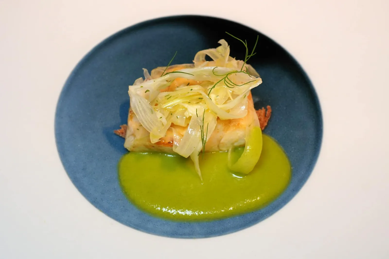 Recipe 60 Seabass with fennel เมนูลำดับที่ 60 คือปลากระพงที่ปรุงสุกอย่างช้า ๆ นาน 3-4 ชั่วโมงจับคู่มากับซอสสีเขียวที่เตรียมมาจาก Fennel ด้านบนท็อปด้วย Fennel ฝานมาเป็นแผ่นบางกรอบ ส่วนด้านล่างรองด้วยขนมปังกรอบ (15/20)