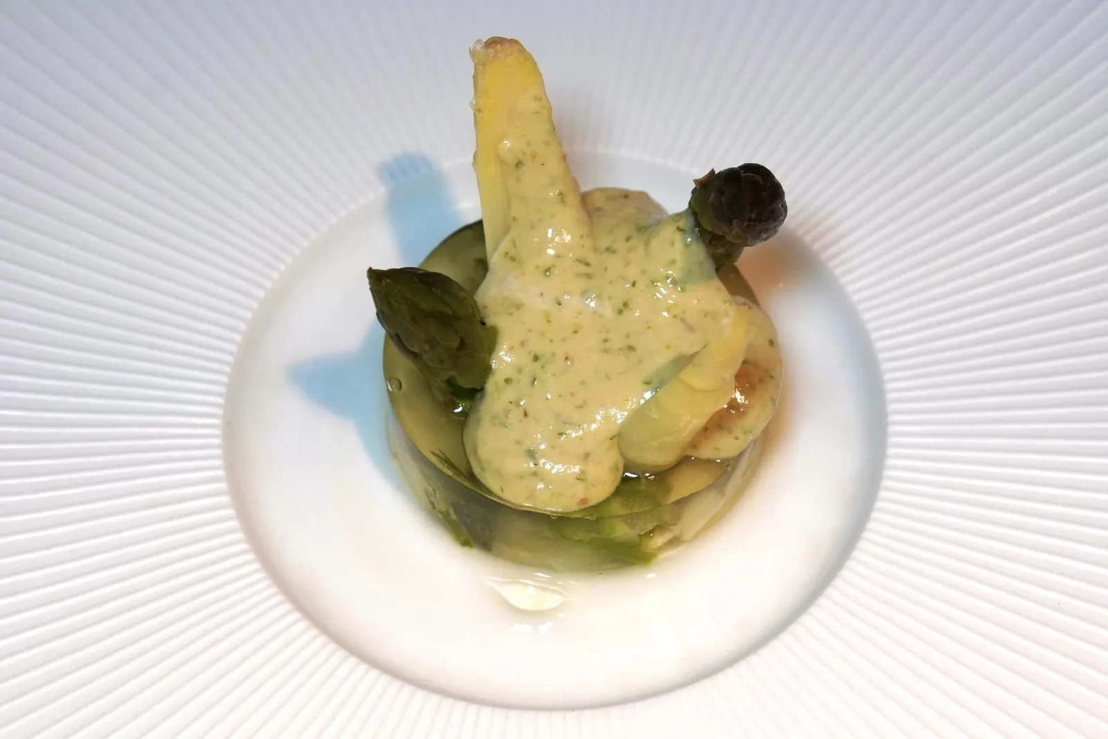 Recipe 96 Asparagus with walnuts เมนูลำดับที่ 96 คือหน่อไม้ฝรั่งกับถั่ววอลนัท เชฟตั้งใจนำเสนอออกมาในรูปแบบใหม่โดยใช้หน่อไม้ฝรั่งสีขาวจาก Navarra และสีเขียวจากป่าในแคว้น Catalonia ปรุงมาแบบสุกพอดี จากนั้นจึงเทราดน้ำใส ๆ ที่ใช้ในการต้มหน่อไม้ฝรั่งลงไปในแก้วที่วางอยู่ในจาน รอสักพักจึงนำแก้วออกจะพบว่าน้ำที่เทลงไปเกิดการเซ็ตตัวเป็นวุ้นไปแล้ว จากนั้นพนักงานจะเทราด Juvert ซึ่งเป็นซอสท้องถิ่นสไตล์ Catalan ชนิดแรกที่มีการจดบันทึกเอาไว้ลงไปในจาน ตัวซอสเตรียมขึ้นมาจากกระเทียม ถั่วซึ่งในที่นี้คือถั่ววอลนัท สมุนไพร และน้ำมันมะกอก ก่อนจะเทครีมหน่อไม้ฝรั่งขาวลงไปเล็กน้อยแล้วตีให้เข้ากันแล้วราดลงไปด้านบน (16/20)