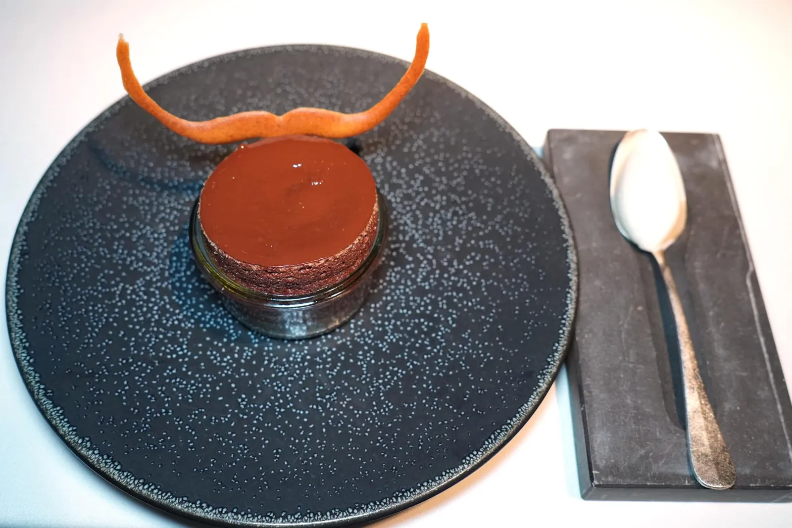 Recipe 123 Soufflé Kocisky เมนูลำดับที่ 123 คือซูเฟล่ช็อกโกแลตที่เตรียมมาได้สวยงาม รสชาติเข้มข้น เชฟเพิ่มมิติทางเนื้อสัมผัสด้วยการใส่แผ่นกรอบเตรียมออกมาเป็นรูปหนวดของ Salvador Dalí ข้างกับคือไอศกรีมเหล้ารัมเข้ากันได้อย่างไร้ที่ติ (17/20)