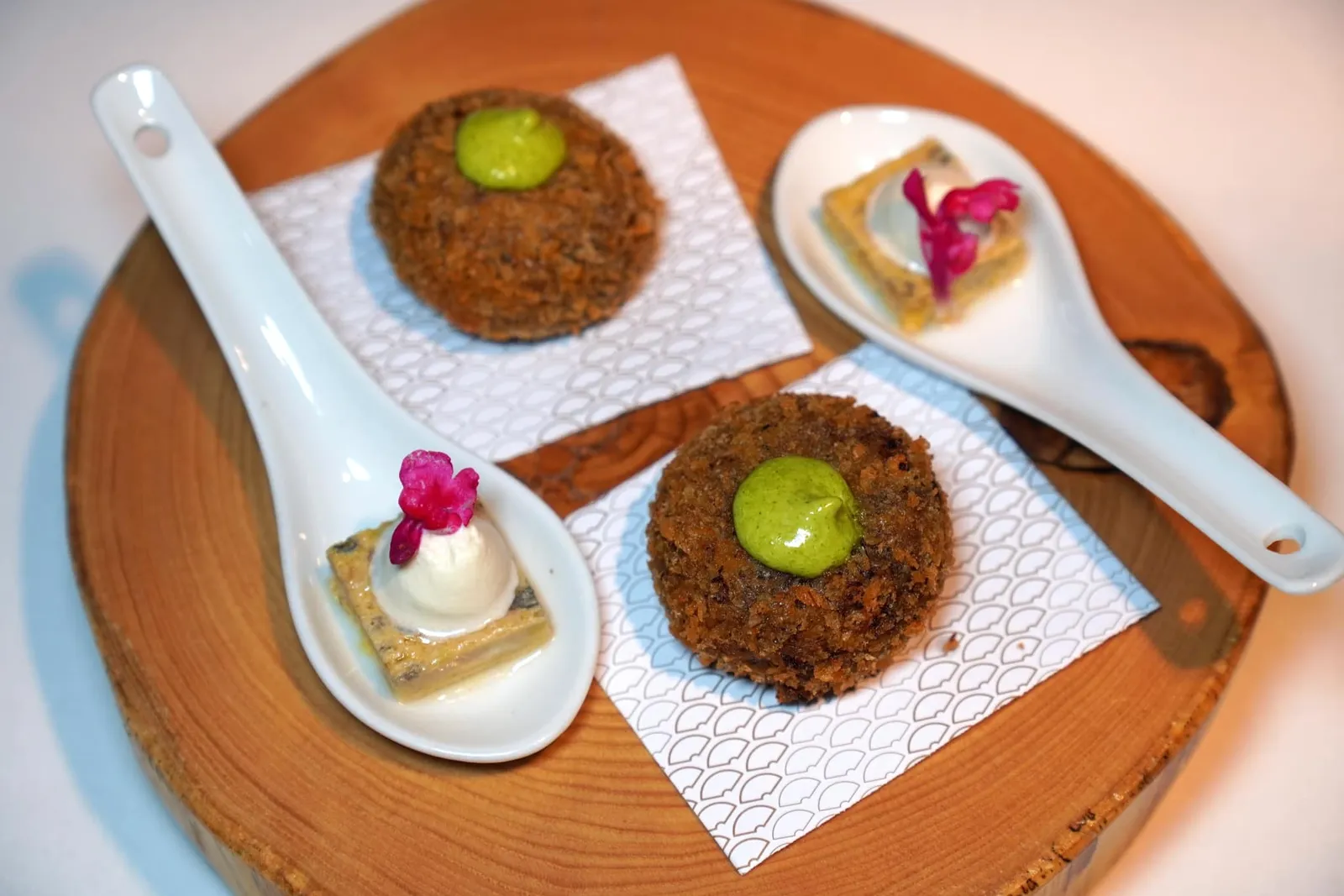 Recipe 63 Eels with beer ถัดมาคือปลาไหลท็อปด้านบนด้วยโฟมสีขาวที่เตรียมมาจากเบียร์ (15/20) Recipe 90 Stuffed potatoes “à la charcutière” มันฝรั่งทอดกรอบสอดไส้ด้านในด้วย Charcutière ซึ่งผสมผสาน Black Sausage ท้องถิ่นของภูมิภาค Catalonia เข้ากับ Mashed Potato ด้านบนคือซอสมายองเนสที่ได้สีเขียวมาจาก Tarragon (15/20)