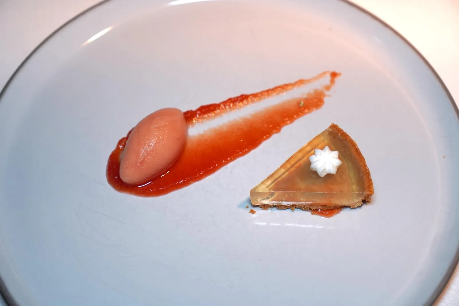 Recipe 125 Tomato pie เมนูลำดับที่ 125 คือ Tomato Water Pie พายน้ำมะเขือเทศสีใส ๆ ข้างกันคือ Tomato Marmalade หรือแยมมะเขือเทศที่ผสมผสานรสเปรี้ยวของราสเบอร์รี่ลงไปด้วย ยังมีไอศกรีมมะเขือเทศช่วยเรียกความสดชื่นได้ดี (17/20)