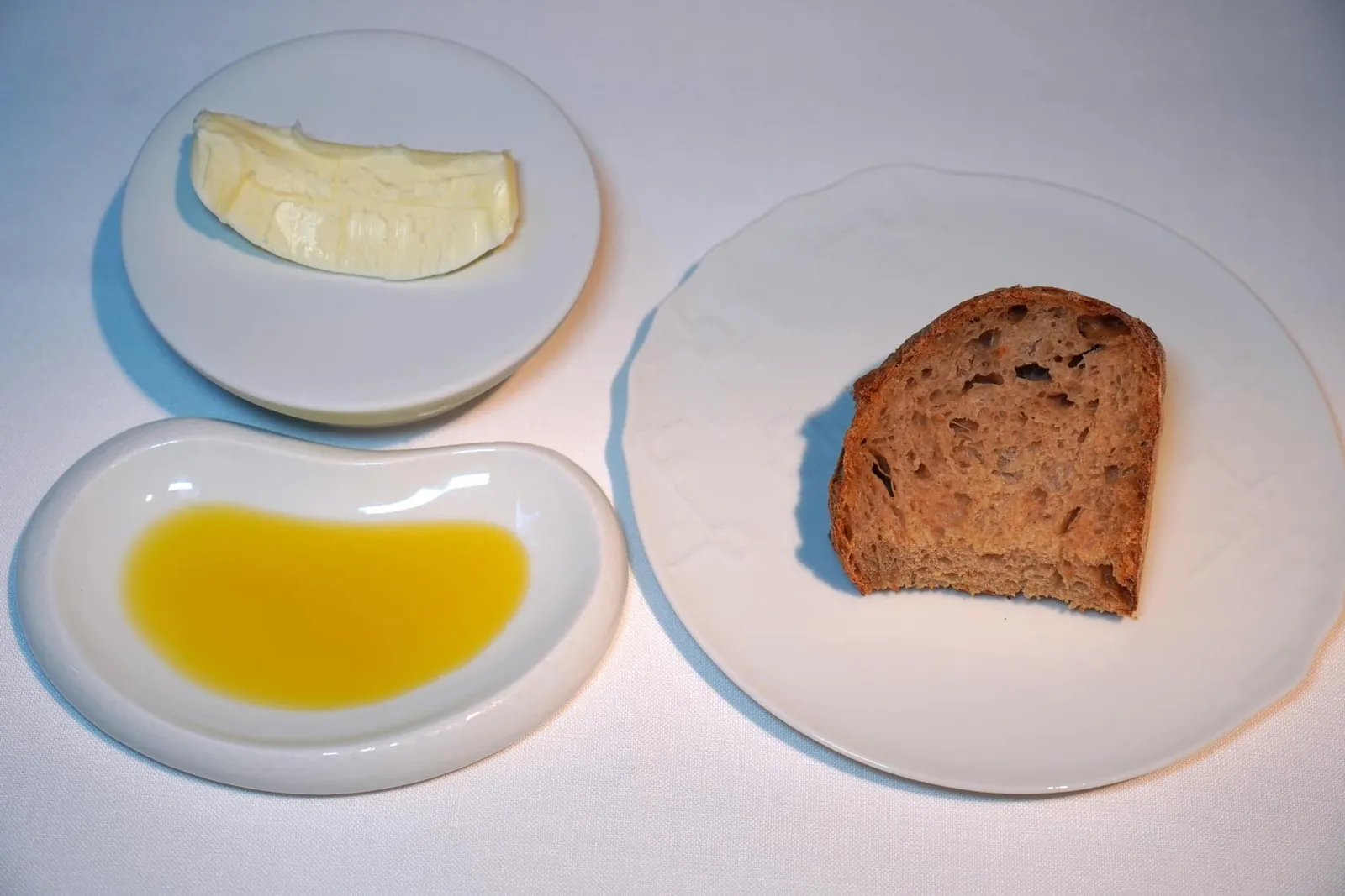 Bread, Butter and Extravirgin Olive Oil ทางร้านนำเสนอขนมปังมาคู่กับเนยและน้ำมันมะกอก Arbequina ซึ่งเป็นน้ำมันมะกอก EVO ที่มีสีเขียวอ่อน ๆ มีรสชาติค่อนข้างเบา มีกลิ่นหอม Fruity จนกลายมาเป็นสินค้าขึ้นชื่อของประเทศสเปน