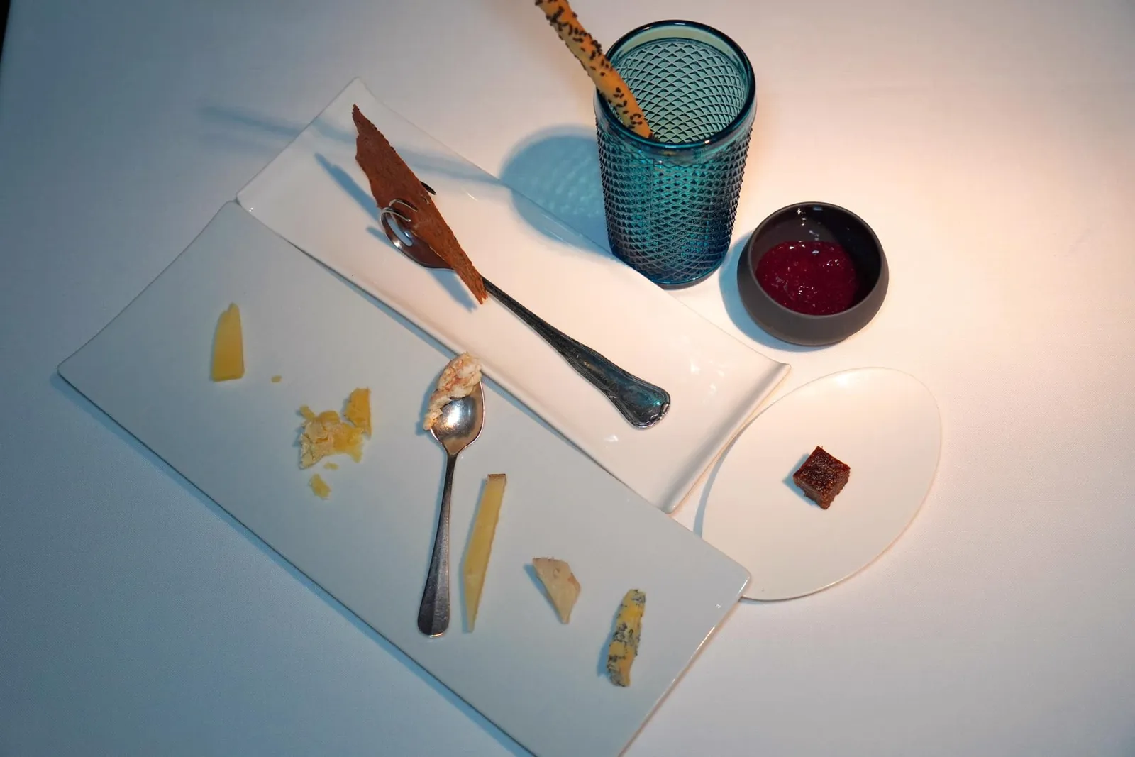 Cheese cart จากนั้นจึงจัดเสิร์ฟมาในจานคู่กับ Sheer Seed Toast, Grissini, Fig Bread และ Strawberry Jam