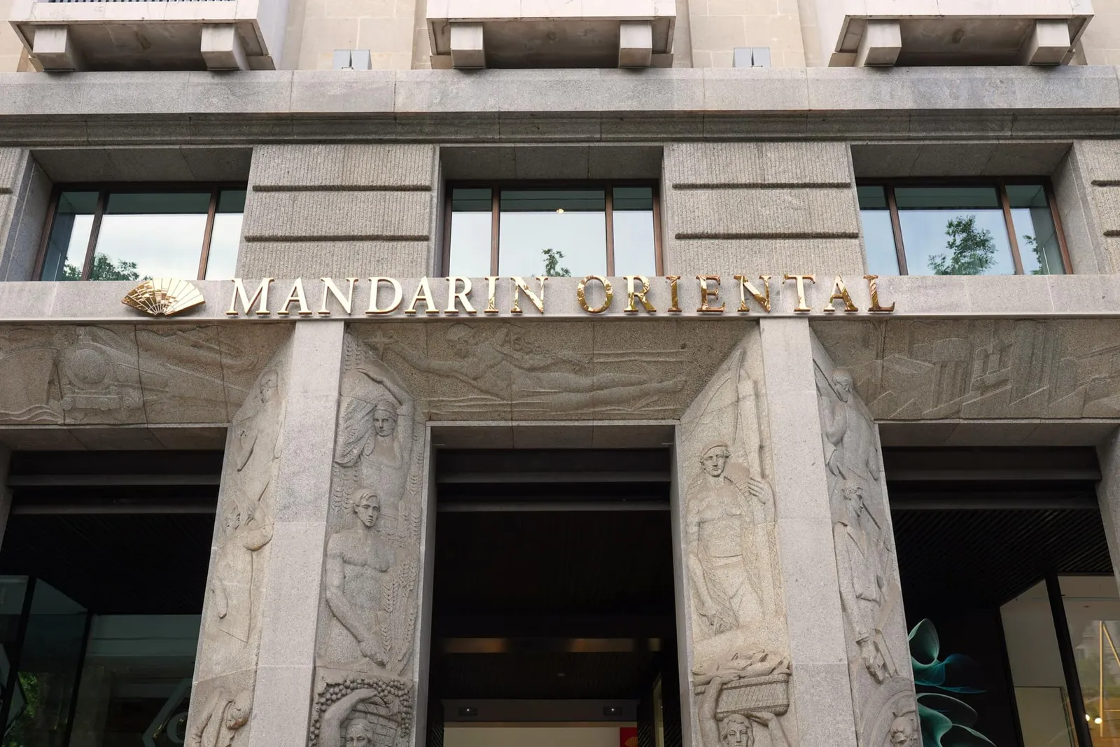 โรงแรม Mandarin Oriental, Barcelona ปรับปรุงขึ้นมาจากอาคารหรูบนถนน Passeig de Gracia ซึ่งเคยถูกใช้งานเป็น Banco Hispano-Americano บริเวณ Façade หรือเปลือกอาคารด้านนอกตกแต่งให้มีความนูนแบบ 3 มิติแต่งต่างไปจากอาคารอื่น ๆ ในบริเวณใกล้เคียง
