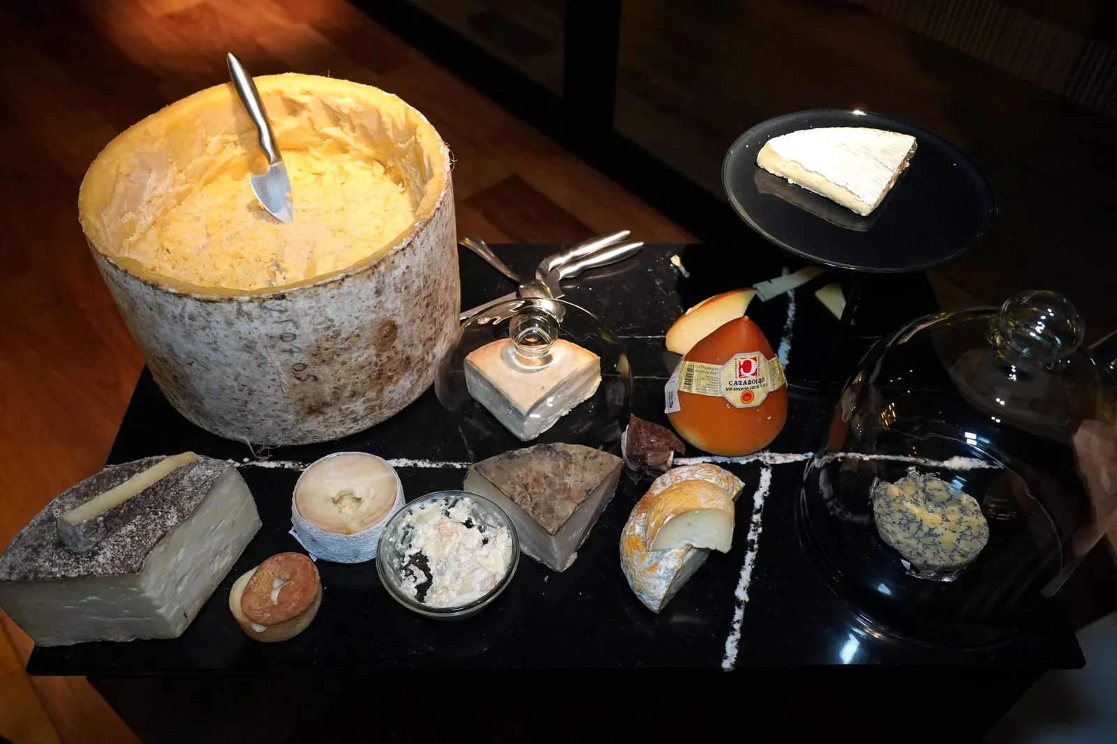 Cheese cart จากนั้นพนักงานจะนำเสิร์ฟ Cheese Cart ให้ได้ลองชิมกัน