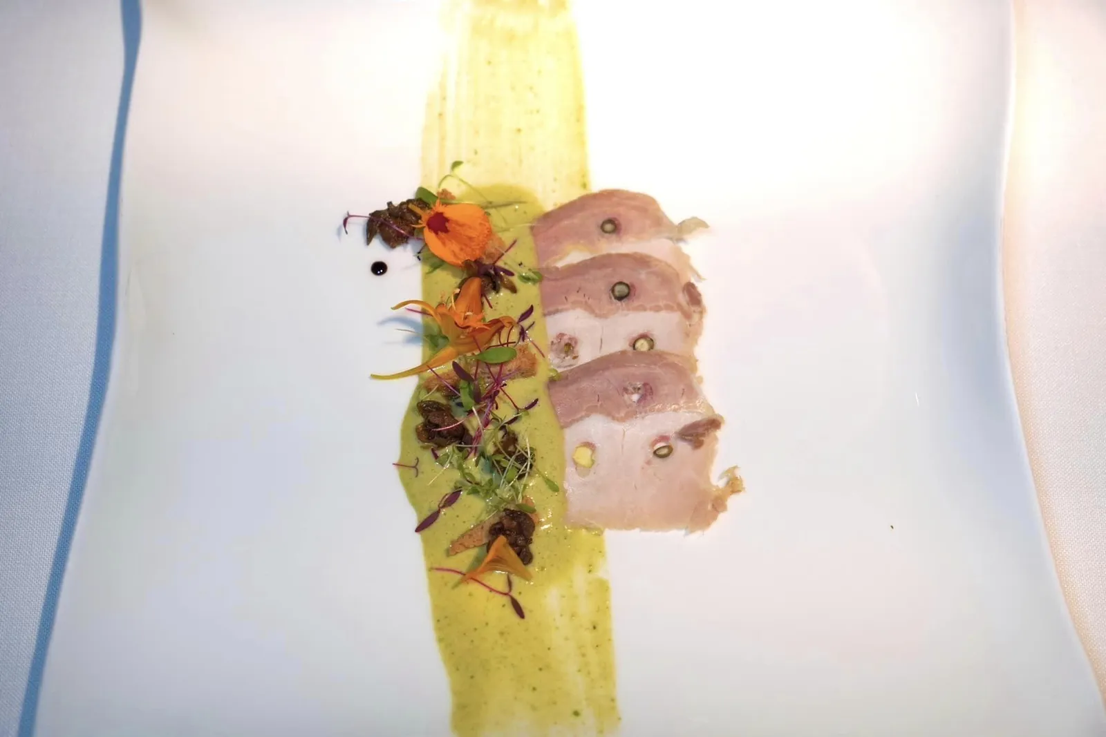 Recipe 81 Marinated pork loin รายการเมนูลำดับที่ 81 เป็นเนื้อหมูส่วนสันนอกหมักกับพริกหวานสีเขียว ตัวซอสเตรียมขึ้นมาจากปลาทูน่าและแองโชวี่ให้อโรมาเฉพาะตัวและรสชาติเค็มพอเหมาะ นอกจากนี้ยังมีผักปวยเล้ง ดอกบีทรูท เคเปอร์ และขนมปัง Brioche กรอบ ๆ อยู่ด้านบน จานนี้เป็นการบ่งบอกถึงอดีตเบื้องหลังของเชฟ Carme Ruscalleda ผู้เคยมีพื้นหลังในการเรียนวิชาเกี่ยวกับ Charcuterie อีกด้วย (15/20)