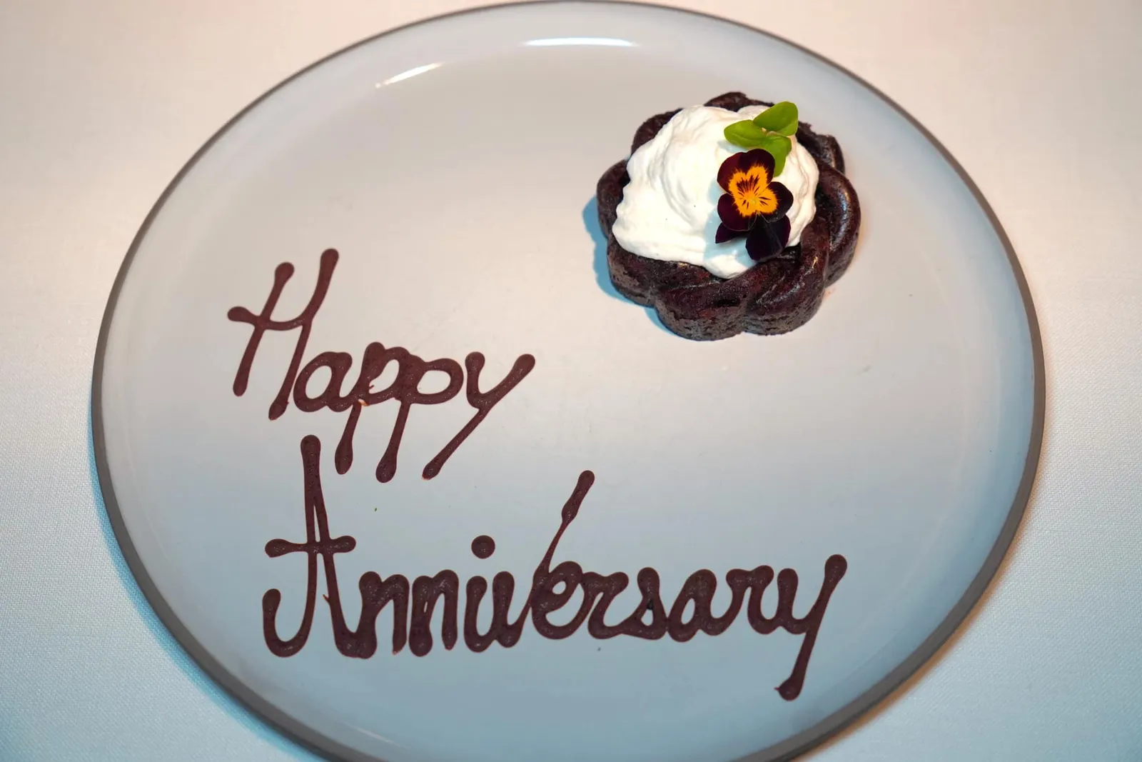 Chocolate Cake with Vanilla ส่วนใครที่ไปเฉลิมฉลองในโอกาสพิเศาอย่าลืมแจ้งตั้งแต่ตอนจองเพื่อรับช็อกโกแลตเค้กฟรีอีก 1 ชิ้น