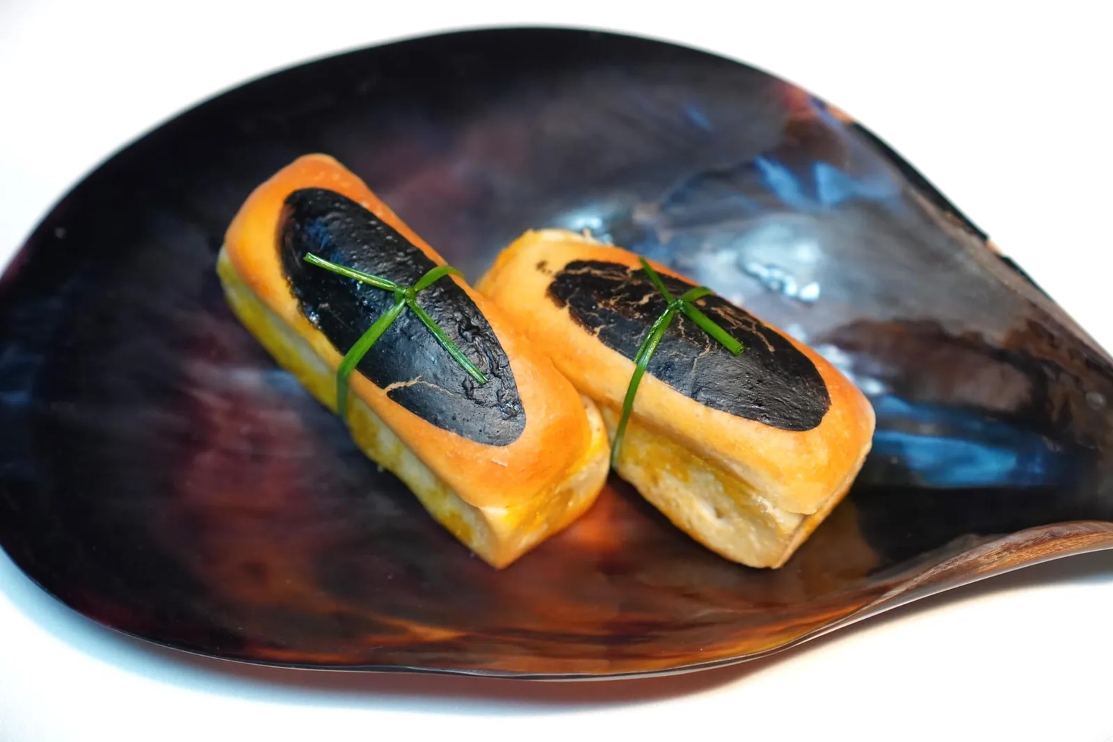 Recipe 22 Surprise mussels เริ่มต้นด้วยเมนูลำดับที่ 22 มีลักษณะเป็นขนมปัง Brioche สอดไส้ด้วยหอยแมลงภู่ดองนุ่มหนึบ (17/20)