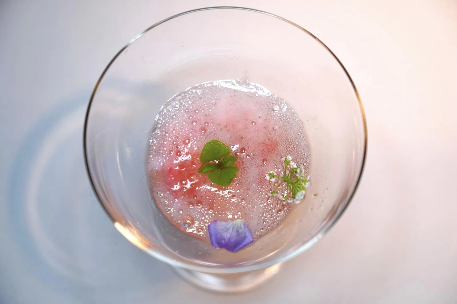Recipe 116 Sorbet with “vieux champagne” เริ่มต้นของหวานด้วยเมนูลำดับที่ 116 คือซอร์เบท์ที่เตรียมมาจากน้ำดอกกุหลาบจับคู่กับความสดชื่นของราสเบอร์รี่และแโรมาเฉพาะตัวของพริกไทยคาเยน จากนั้นพนักงานจะเริ่มขั้นตอนการ “แชมเปญเก่า” ลงไปตามสูตรต้นตำรับแต่เชฟเลือกเปลี่ยนมาใช้ Salvador Dalí Cava หรือ Cava Rosé แบรนด์ Torre Galatea ซึ่งเป็น Sparkling Wine ท้องถิ่นที่ Salvador Dalí เคยชื่นชอบเป็นอย่างมากลงไปแทนนั้นเอง (16/20)