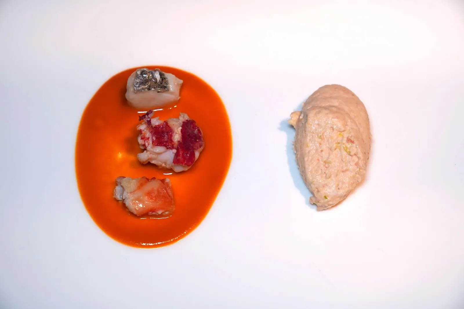 Recipe 66 Crayfish mousse เมนูลำดับที่ 66 เชฟเตรียมสัตว์ทะเลมาในจานรวมกัน 3 ชนิดคือปลา Hake, กุ้ง Lobster และปู King Crab จับคู่กับซอสหอมมันที่เตรียมมาจากกุ้ง Lobster ข้าง ๆ กันคือ Mousse ที่อาศัยสูตรดั้งเดิมของ Crayfish Mousse แต่ปรับเปลี่ยนมาใช้เนื้อของสัตว์ทะเลทั้ง 3 ชนิดก่อนหน้าแทนที่จนได้รสชาติที่หวานละมุน (17/20)