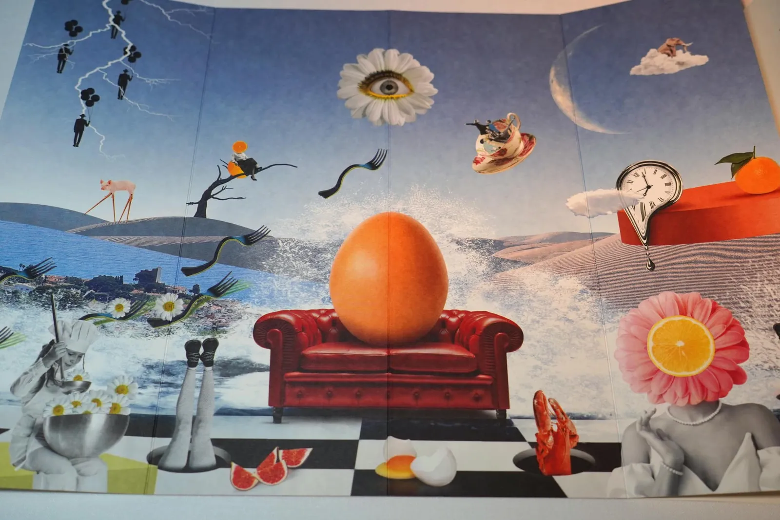 คุณ Salvador Dalí ตั้งใจเผยแพร่หนังสือออกมาในปี 1973 เพื่ออุทิศให้กับภรรยาสุดที่รักของเขาดังจะเห็นได้จากชื่อ Les Dîners de Gala นั่นเอง ในครั้งนี้เชฟ Raül Balam ได้คัดเลือกเมนูกว่า 14 รายการมาประกอบกับเทคนิคการปรุงอาหารสมัยใหม่จนได้ออกมาเป็นเซ็ตเมนูจำนวน 10 คอร์ส (175 €) และ 14 คอร์ส (215 €) รายการไวน์มีให้เลือกค่อนข้างกว้างโดยเฉพาะไวน์ท้องถิ่นของภูมิภาค Catalan ที่ตั้งราคาเอาไว้อย่างสมเหตุสมผล