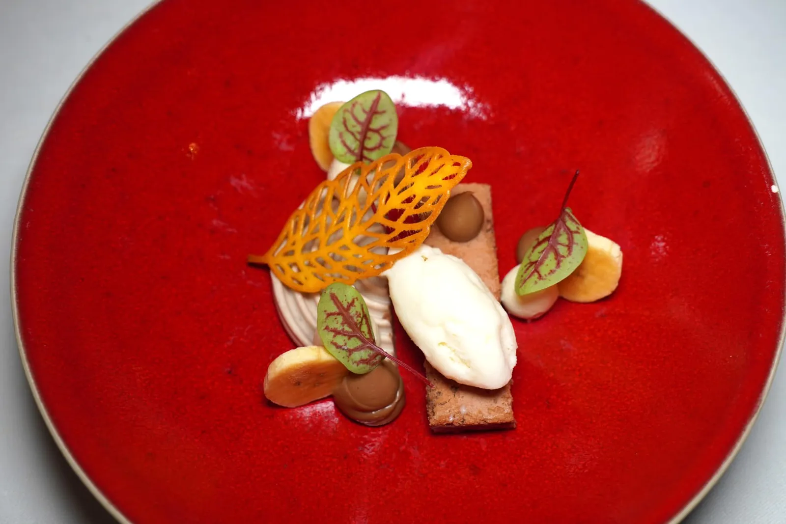 Eduardo's Banana Split Banana Split ที่เชฟนำเสนอมาในรูปแบบใหม่ตั้งแต่ช็อกโกแลตเค้กด้านล่างจับคู่กับซอร์เบท์ช่วยเรียกความสดชื่น ข้างกันคือชิ้นกล้วยและครีมอัลมอนด์ จากนั้นพนักงานจะเทราดซอสช็อกโกแลตร้อน ๆ ลงไปในจานเป็นอันพร้อมเสิร์ฟ (17/20)