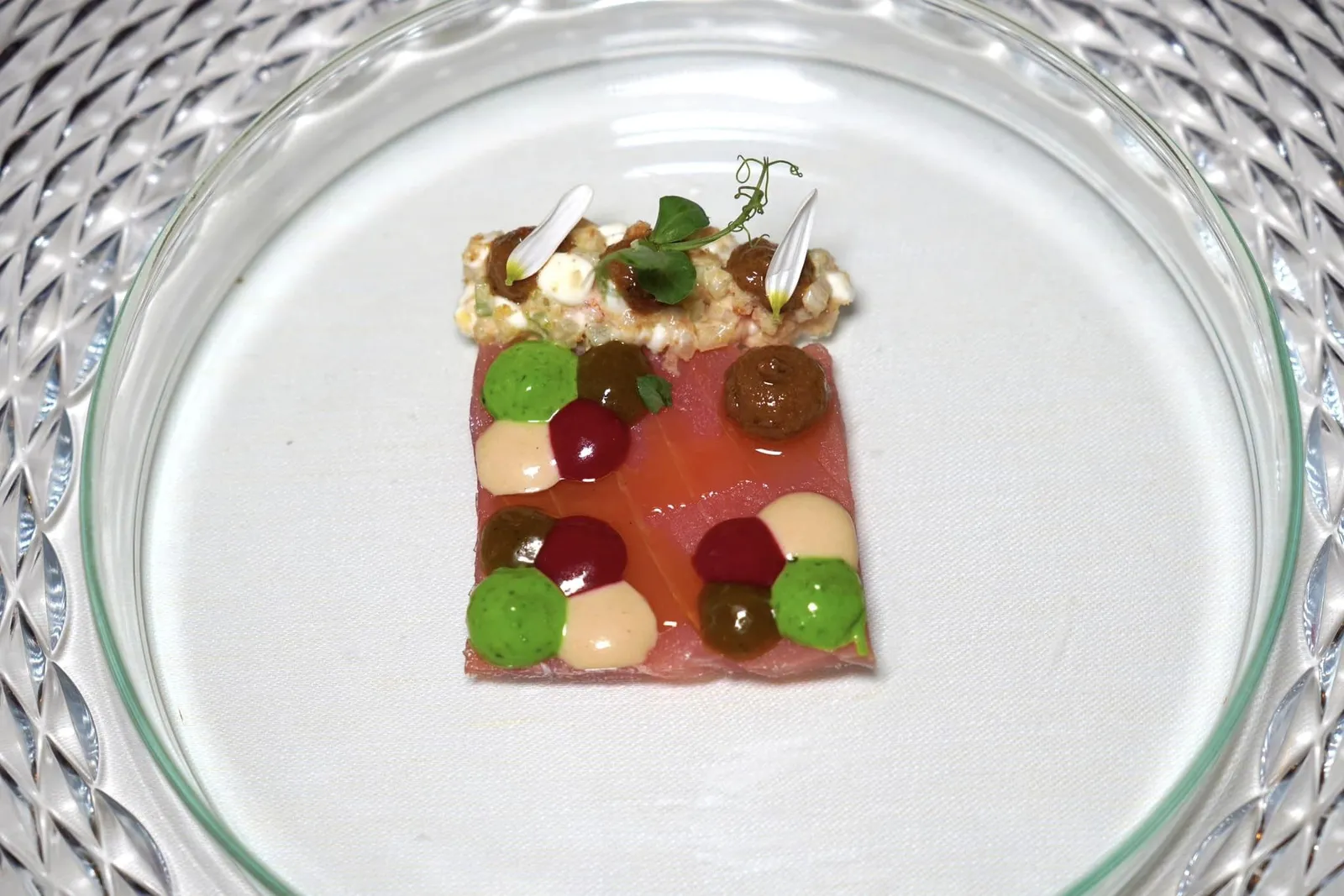 Quadrato of tuna with vegetables - Panzanella, olive - tapenade and vinaigrette pointism องค์ประกอบข้างกันคือ Panzanella หรือสลัดสไตล์อิตาลีจากภูมิภาค Ticino ทางตอนใต้ของประเทศสวิตเซอร์แลนด์ที่ประกอบขึ้นจากผักหลากหลายชนิดนั่นเอง (17/20)