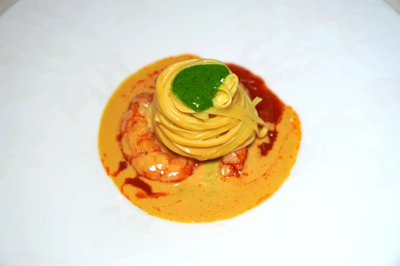 Taglerini with wild caught prawns, tomato - jam and three-lemon - sabayon พาสต้าเส้น Taglerini โฮมเมดจับคู่กับกุ้งตัวเขื่องปรุงมาสุกพอเหมาะให้เนื้อสัมผัสที่เด้งสู้ฟัน เชฟจับคู่รสชาติกับองค์ประกอบรอบ ๆ อย่างซอส Sabayon ที่มีส่วนผสมของเลมอน 3 อย่างให้รสเปรี้ยวและอโรมาของความเป็นซิตรัสที่ลงตัวเสริมกันกับความเปรี้ยวอีกมิติหนึ่งของแยมมะเขือเทศได้อย่างไร้ที่ติ (18/20)