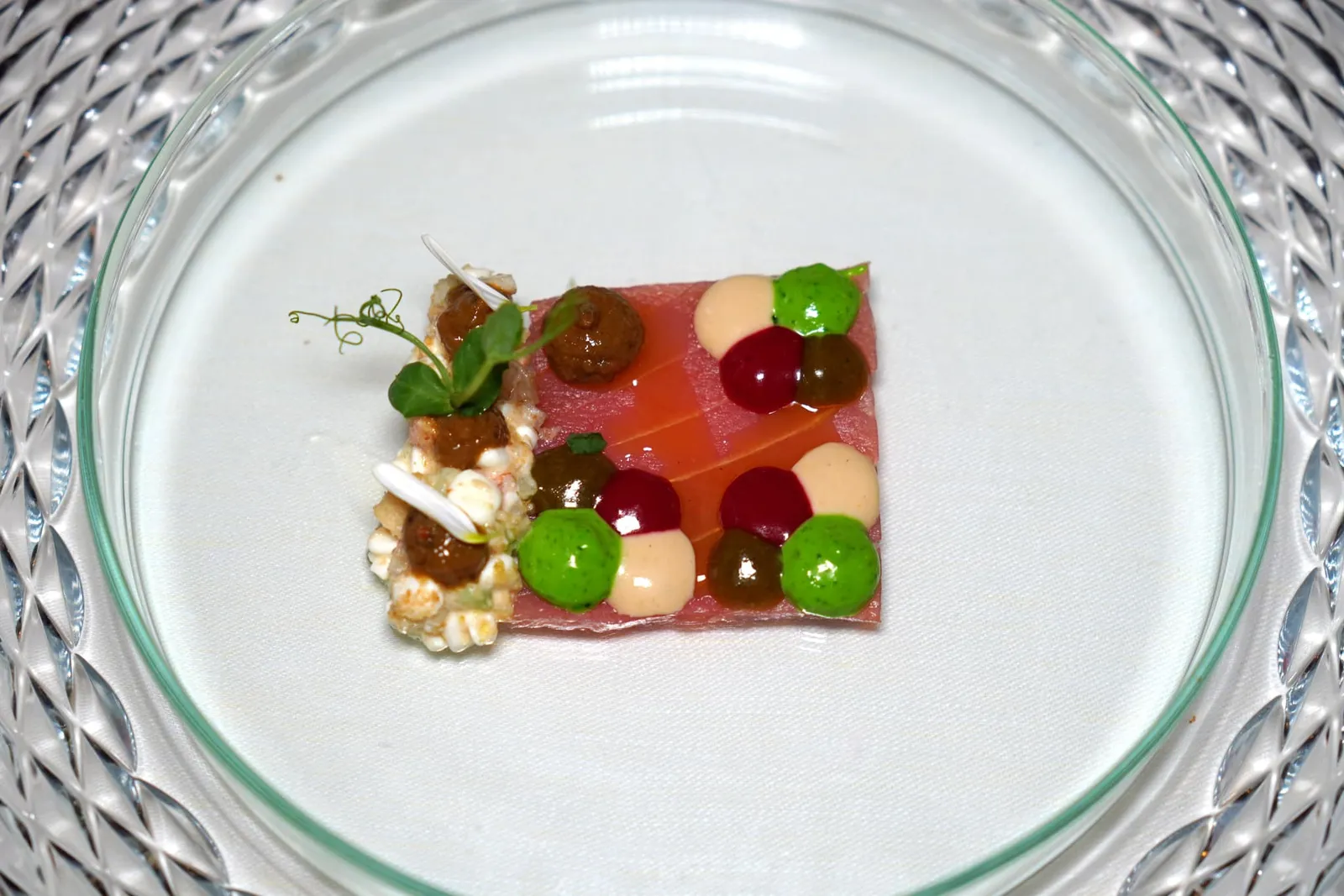 Quadrato of tuna with vegetables - Panzanella, olive - tapenade and vinaigrette pointism หนึ่งในเมนูที่สวยงามที่สุดในค่ำคืนนี้คือ Tuna Quadrato หรือปลาทูน่าส่วน Toro แล่เป็นชิ้นสี่เหลี่ยมบาง ๆ จับคู่กับซอสหลายอย่างเริ่มต้นจาก Salsa Verde สีเขียวอ่อน, Spiced Oil สีเขียวเข้ม, ซอส Beetroot สีแดง และซอสน้ำผึ้งสีเหลืองอ่อน จากนั้นเติมแต่งด้วยอโรมาของ Olive Tapenade (18/20)