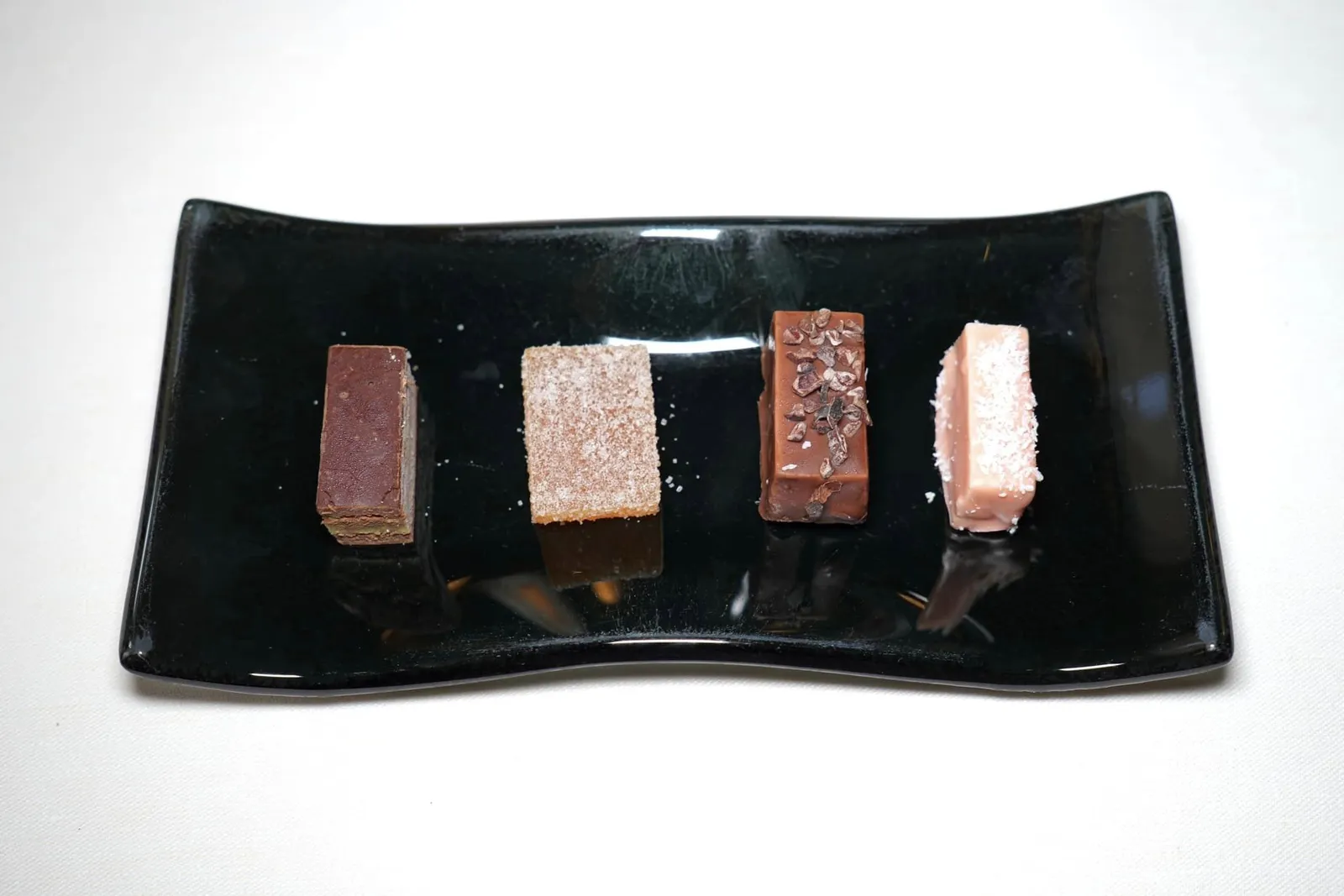 Petits-fours ปิดท้ายด้วยขนมจิ๋ว 4 อย่างคือ Cheesecake, Chocolate Truffle, Mango Jelly และ Pistachio with Dark Chocolate