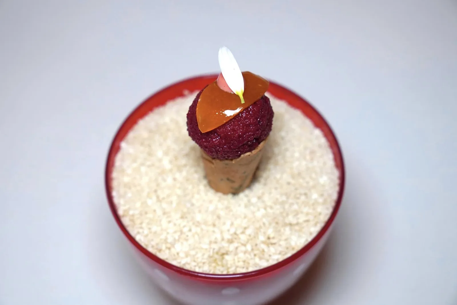 Amuse-bouche เริ่มต้นด้วยเมนูเรียกน้ำย่อยอย่างโครขนาดจิ๋วที่บรรจุ Beetroot Cream และ Beetroot Cosucous ช่วยสร้างเนื้อสัมผัสที่แตกต่างก่อนจะตัดรสด้วยองค์ประกอบของ Kumquat ซิตรัสท็อปอยู่ด้านบน (16/20)