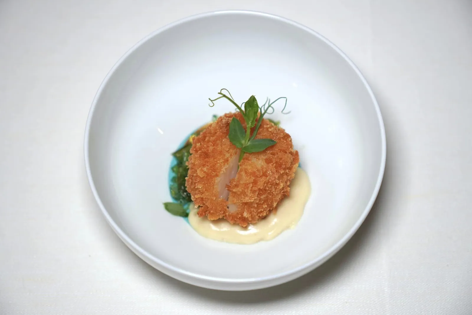 Celery - apple - vanilla - soup with crispy scallop on seaweed salad ข้างกันคือสลัดสาหร่ายทะเลแห้งจับคู่กับหอยเชลล์ยักษ์จากประเทศฝรั่งเศสอบมาแบบกรอบนอกนุ่มใน (18/20)